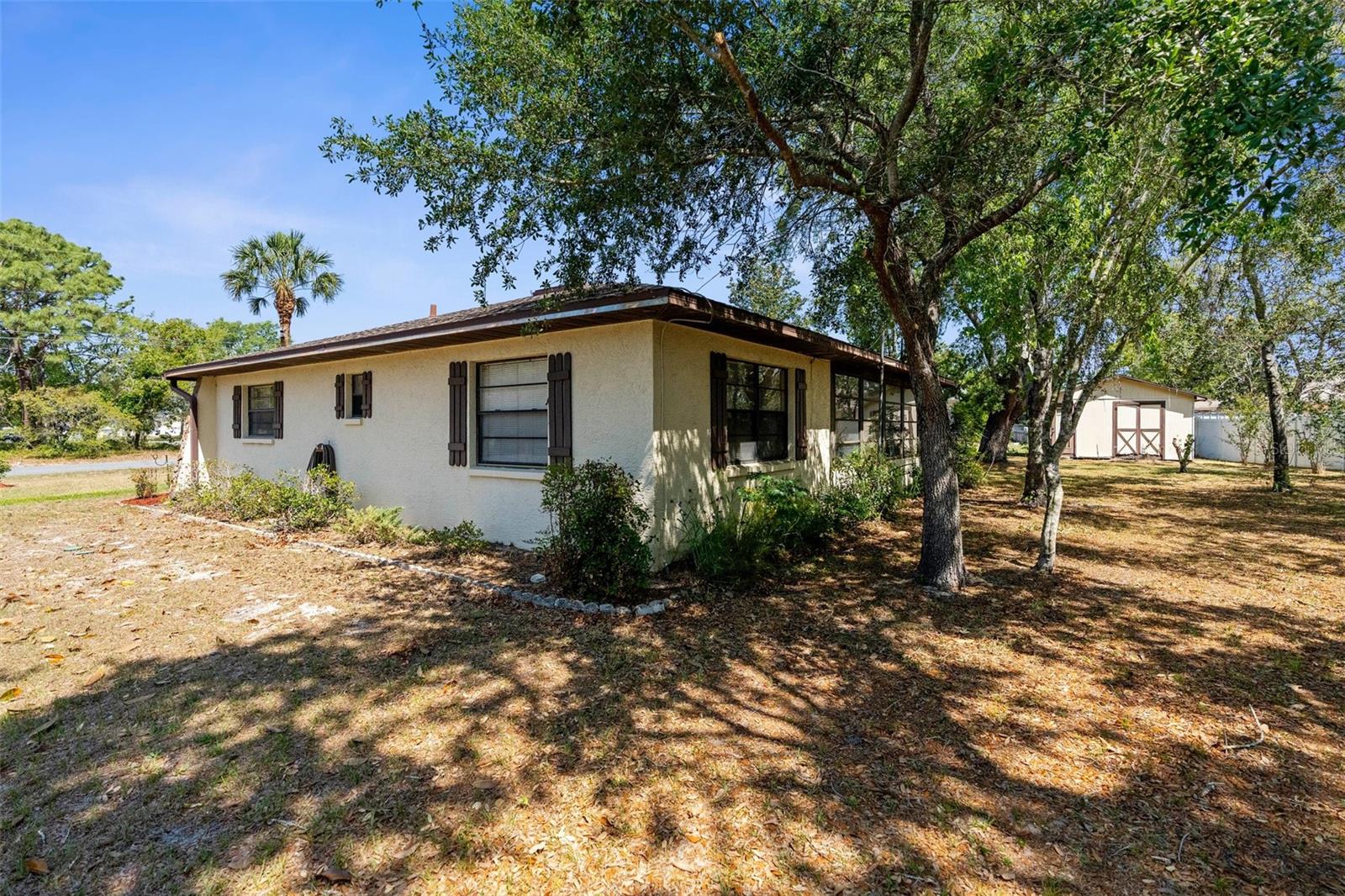 Listing photo id 27 for 2072 Maguire Avenue