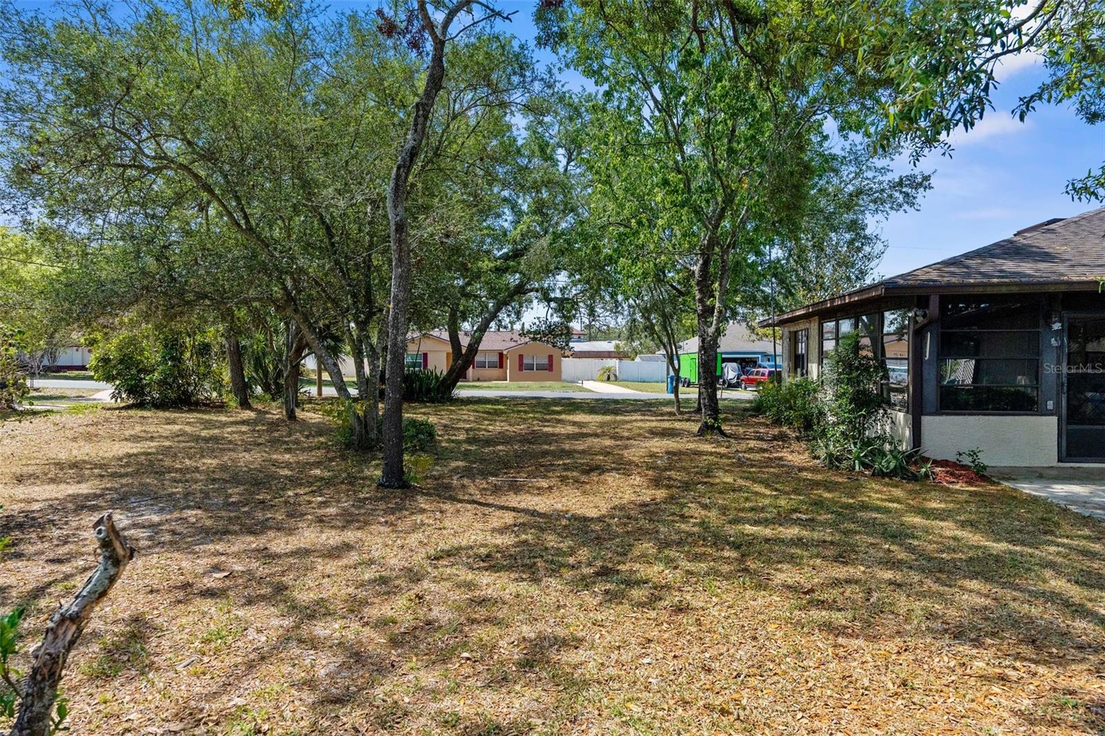 Listing photo id 28 for 2072 Maguire Avenue