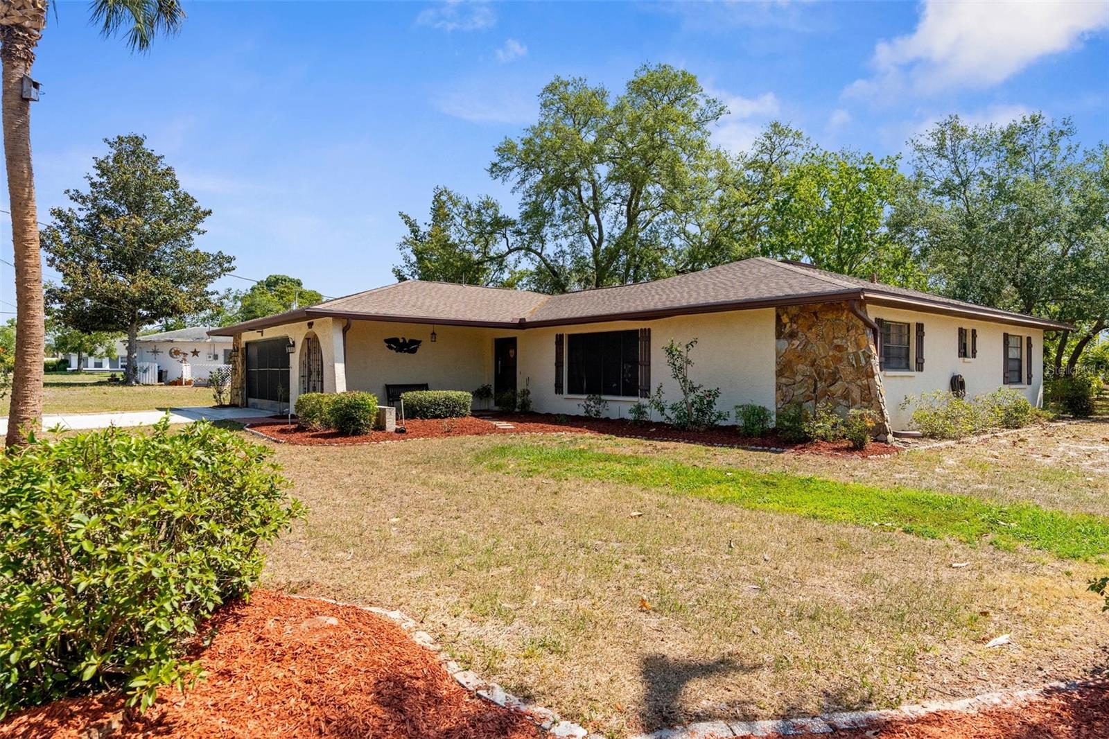 Listing photo id 31 for 2072 Maguire Avenue