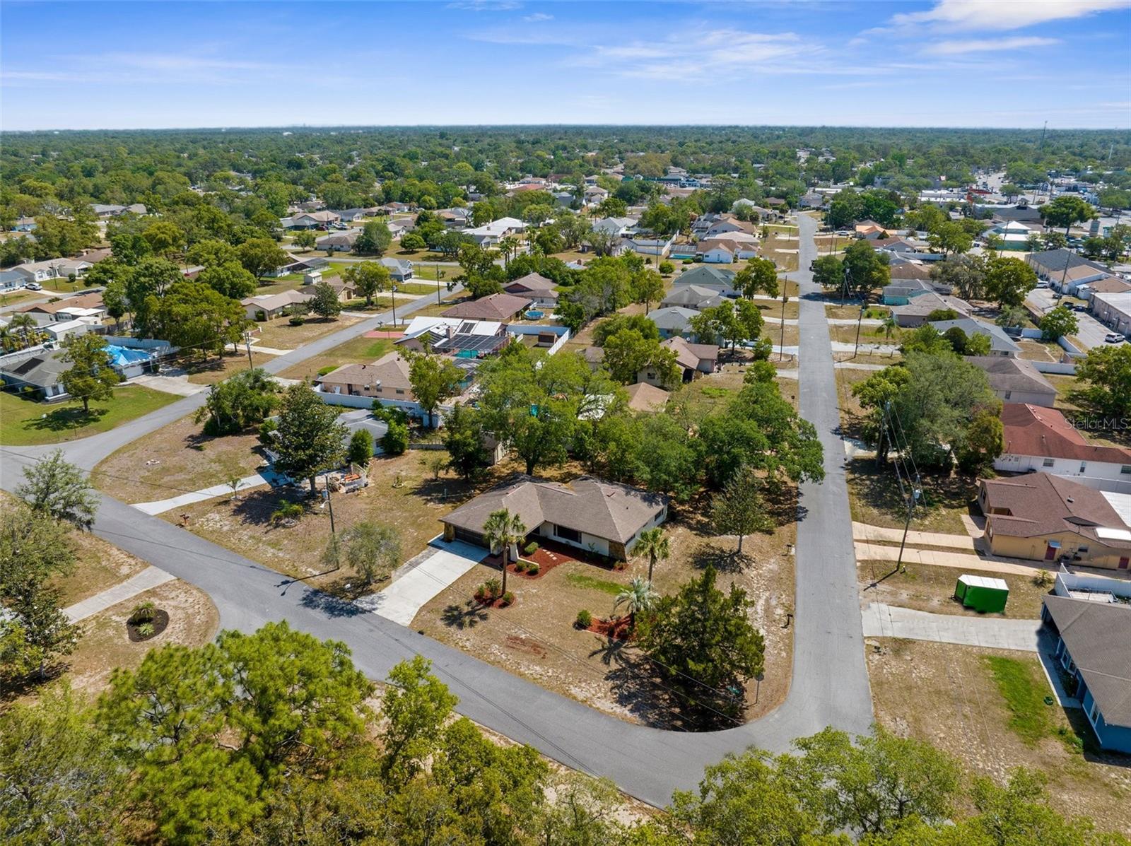 Listing photo id 32 for 2072 Maguire Avenue