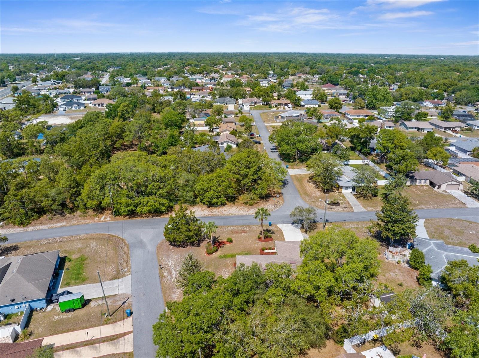 Listing photo id 35 for 2072 Maguire Avenue