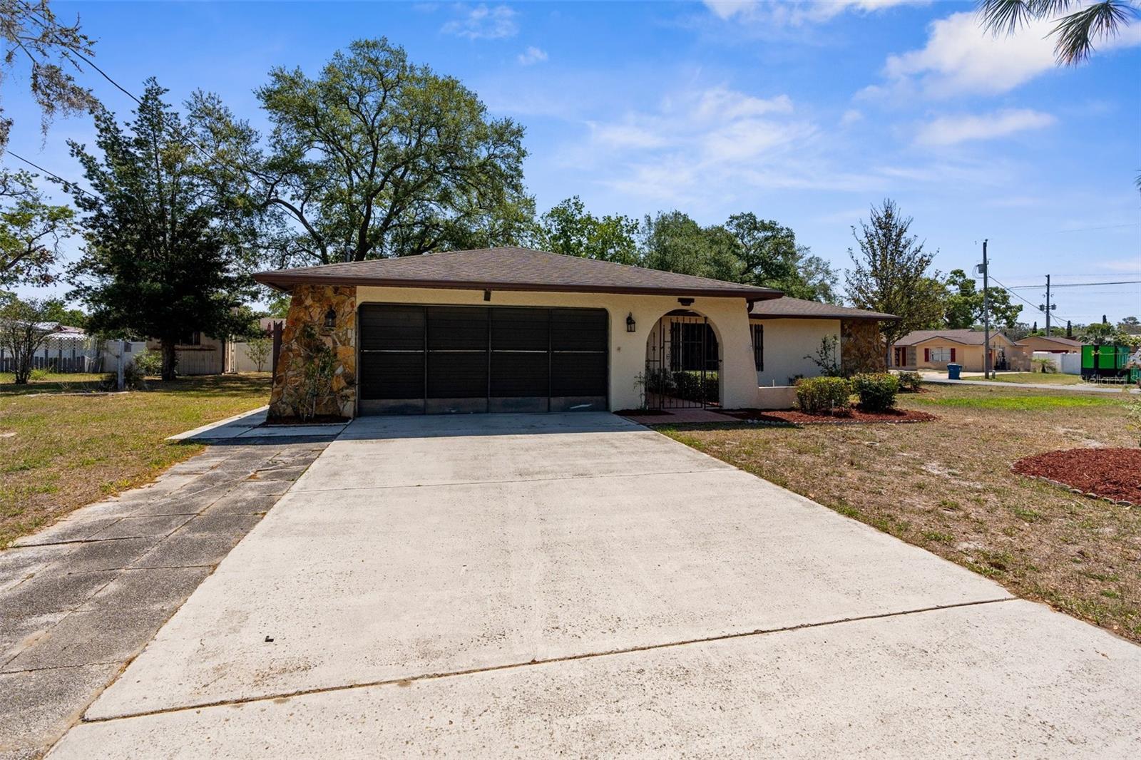Listing photo id 36 for 2072 Maguire Avenue