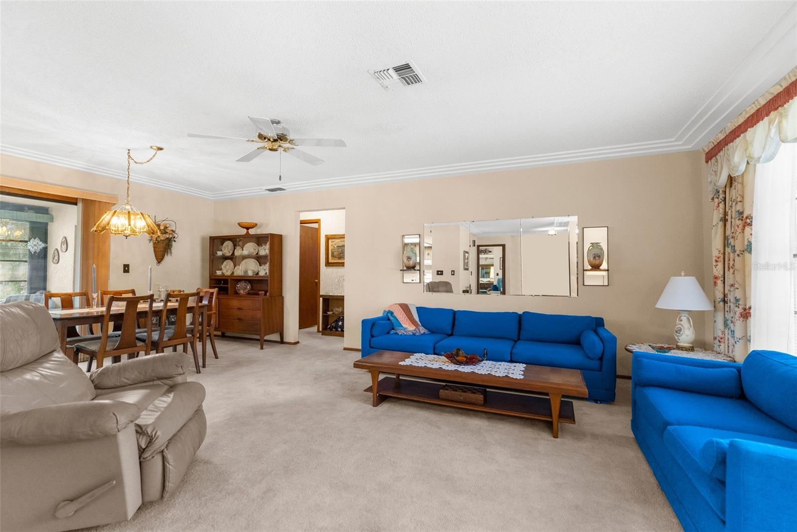 Listing photo id 2 for 2072 Maguire Avenue