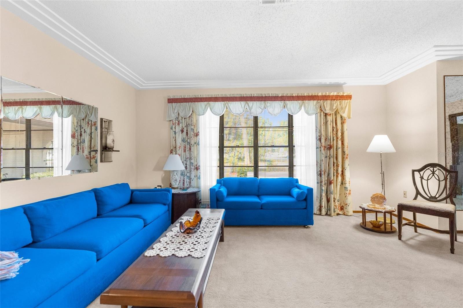 Listing photo id 3 for 2072 Maguire Avenue