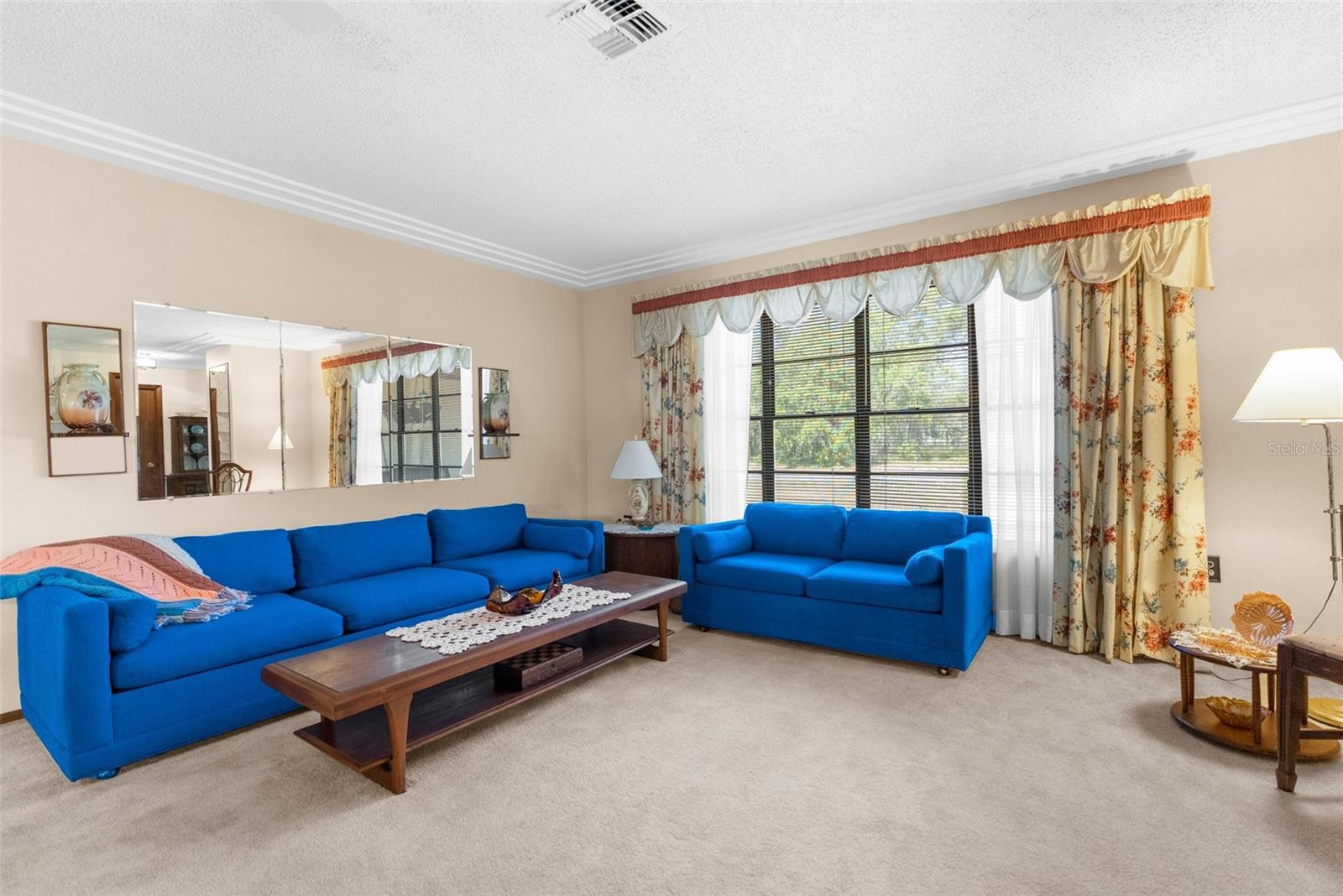 Listing photo id 4 for 2072 Maguire Avenue