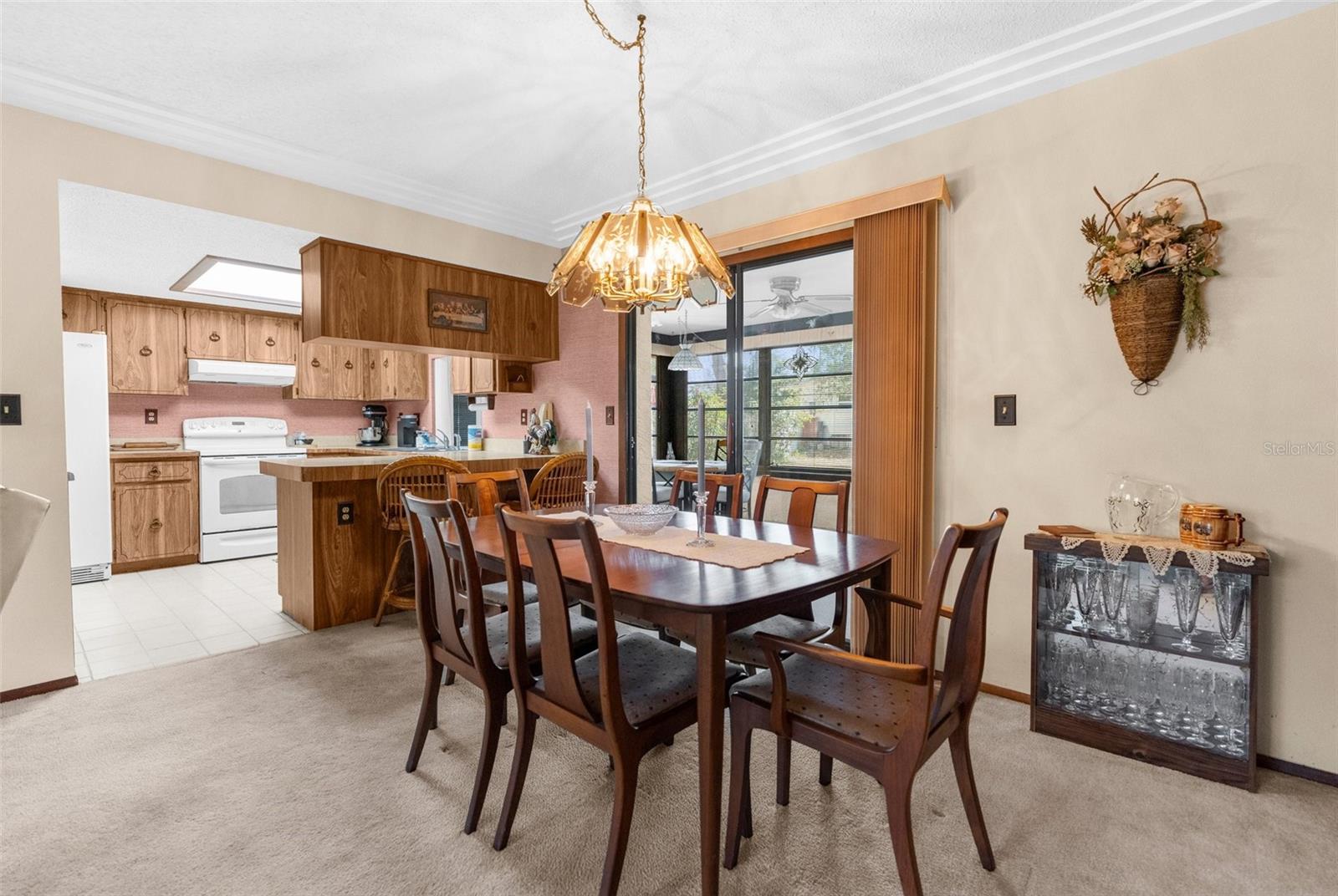 Listing photo id 5 for 2072 Maguire Avenue