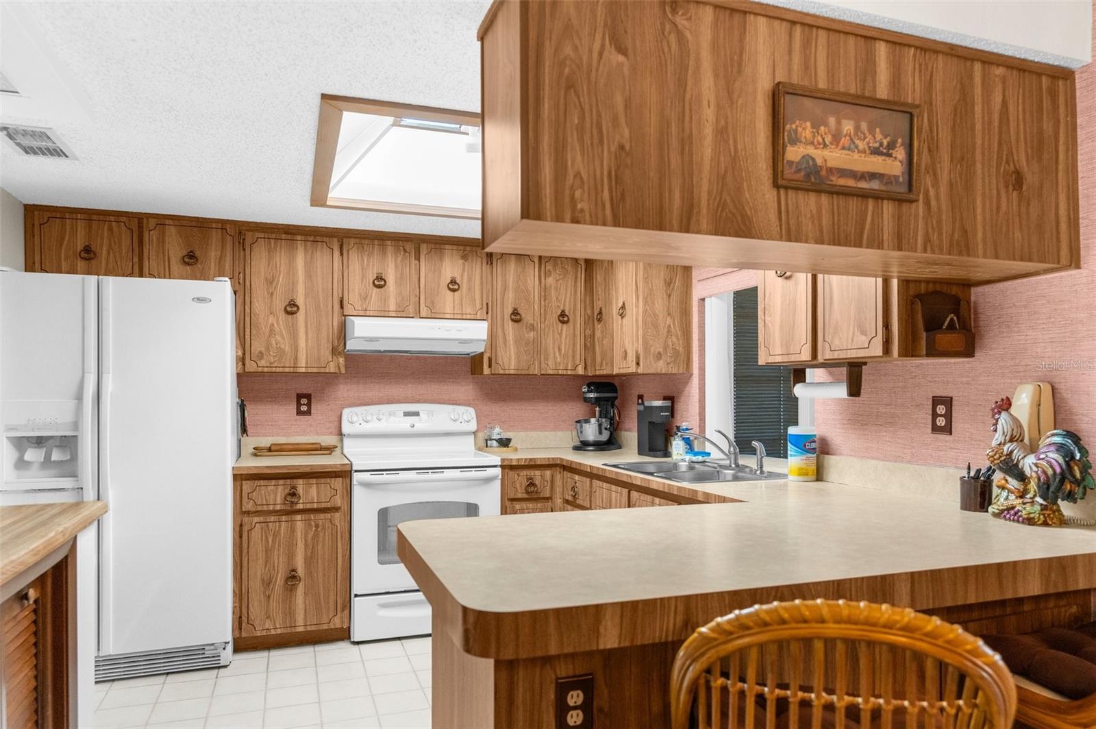 Listing photo id 6 for 2072 Maguire Avenue