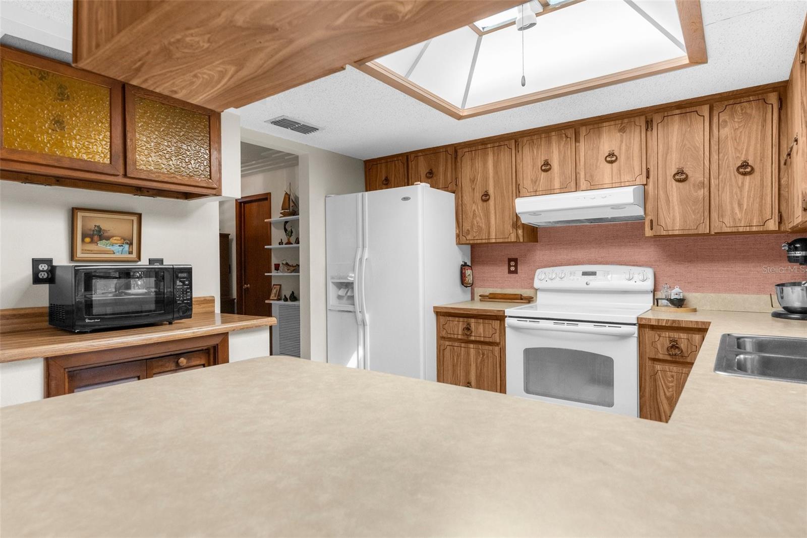 Listing photo id 7 for 2072 Maguire Avenue