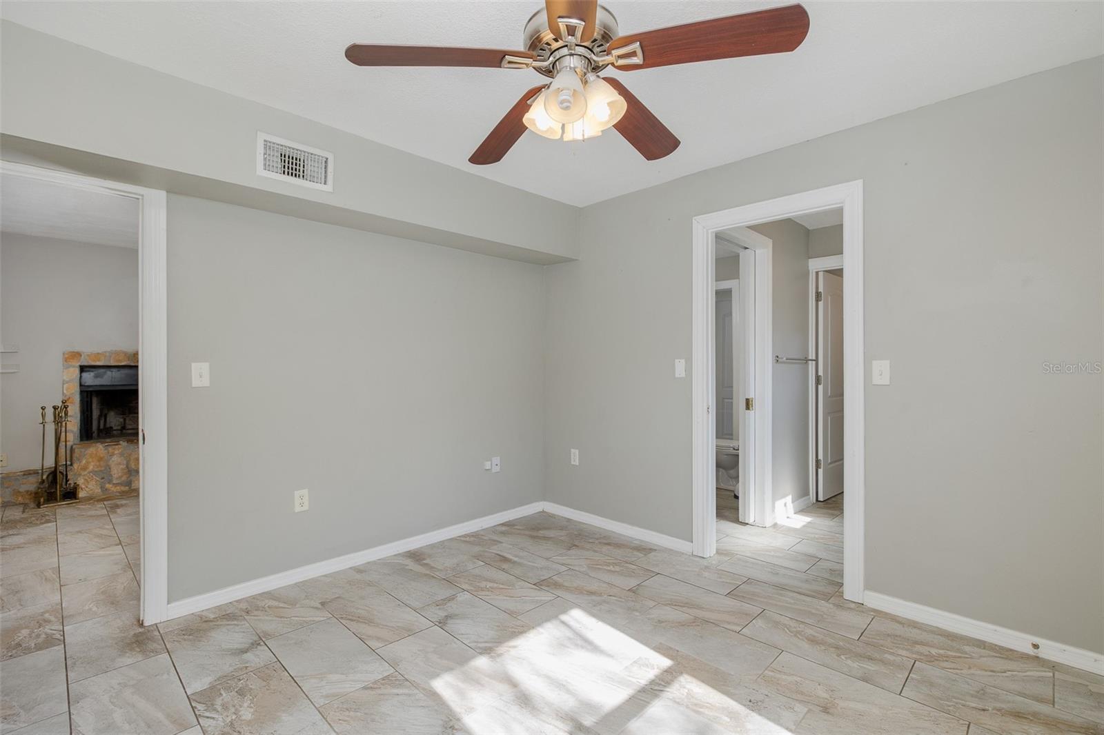 Image 21 of 40 For 1702 Knollwood Street