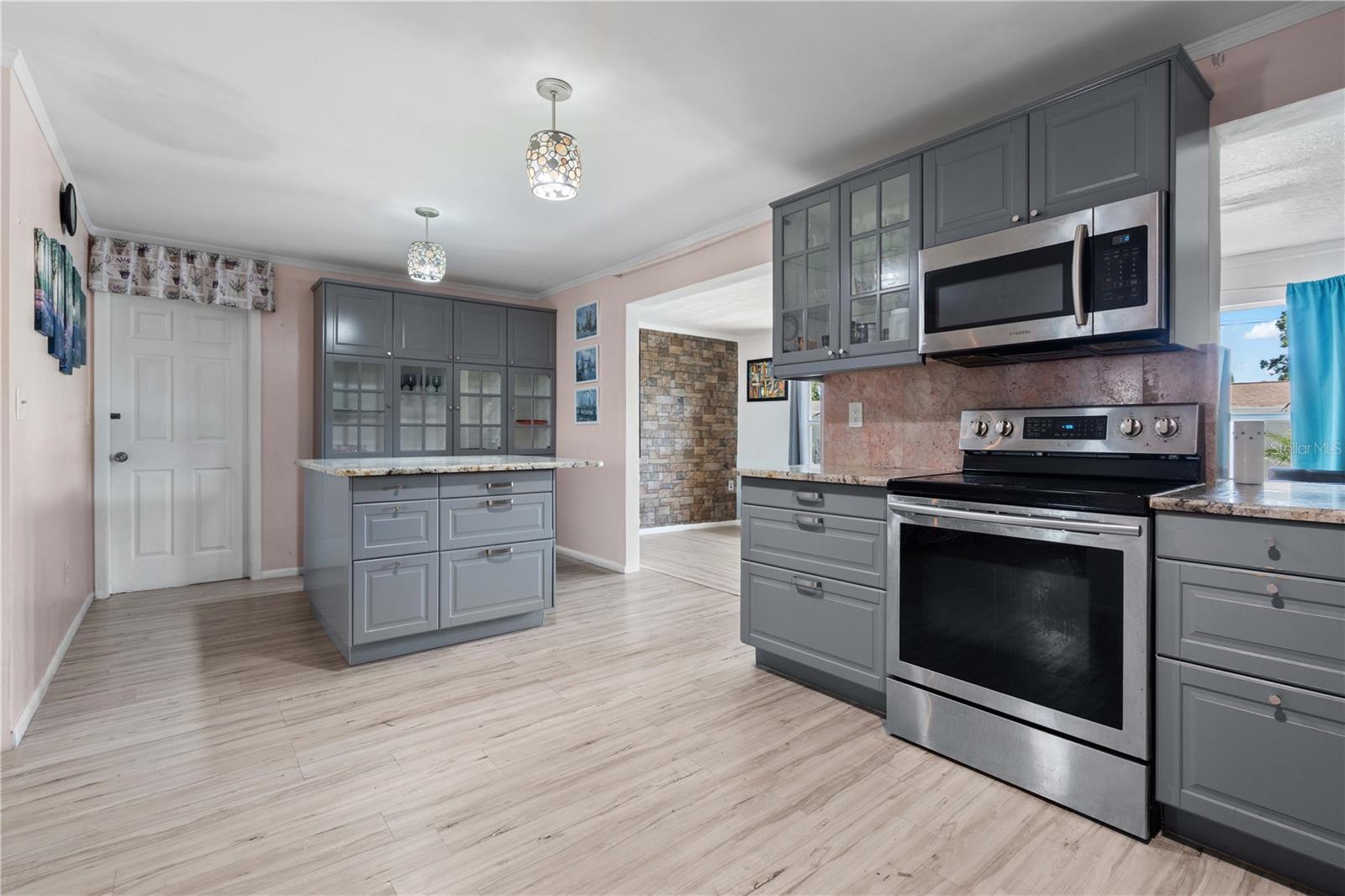 Image 8 of 37 For 1099 7th Avenue Ne