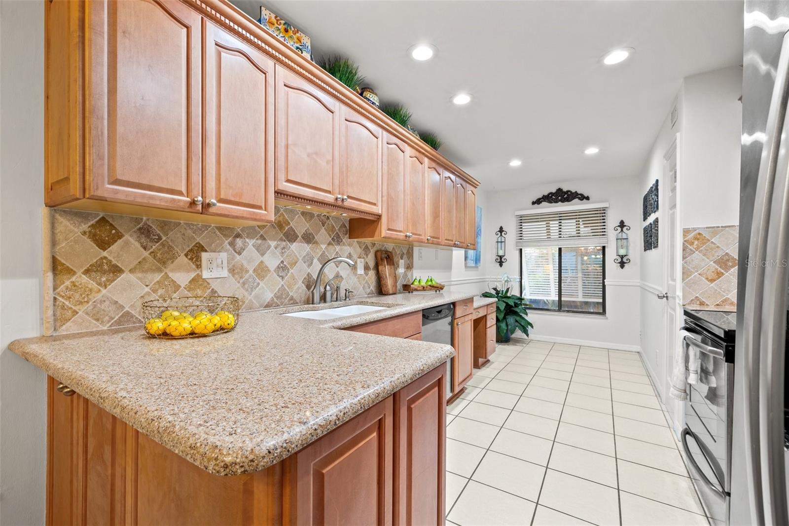 Listing photo id 5 for 7310 Sunshine Skyway Lane S 219