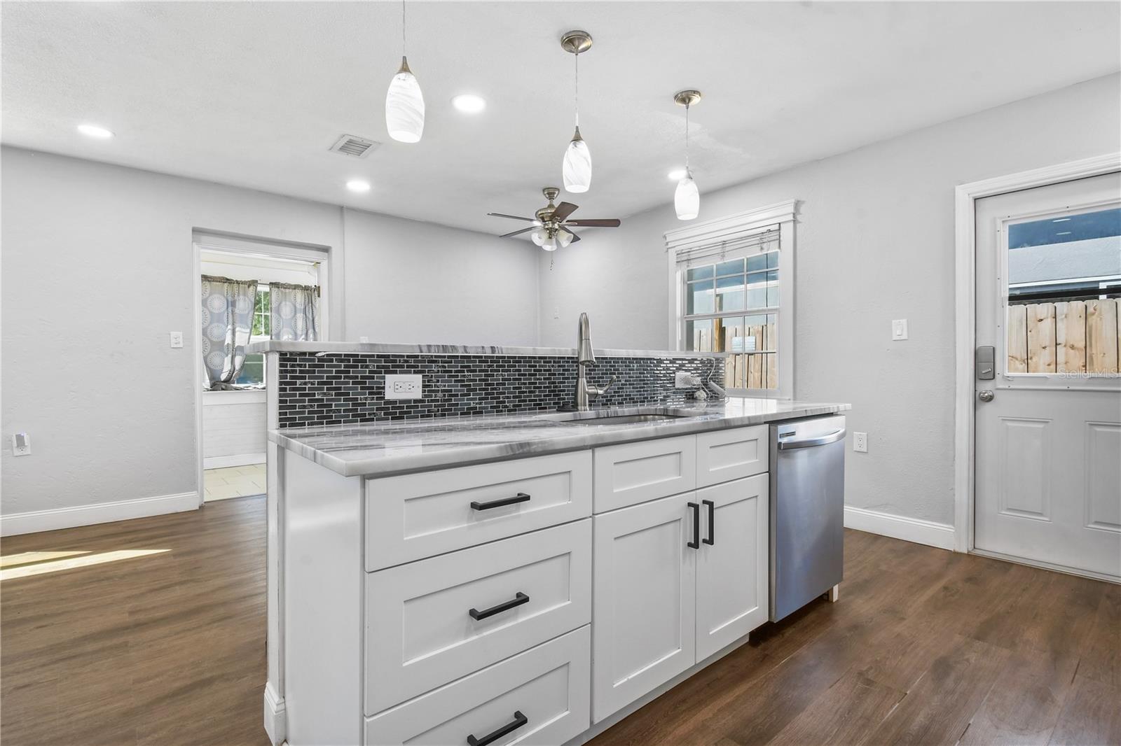 Image 18 of 37 For 2869 36th Avenue N