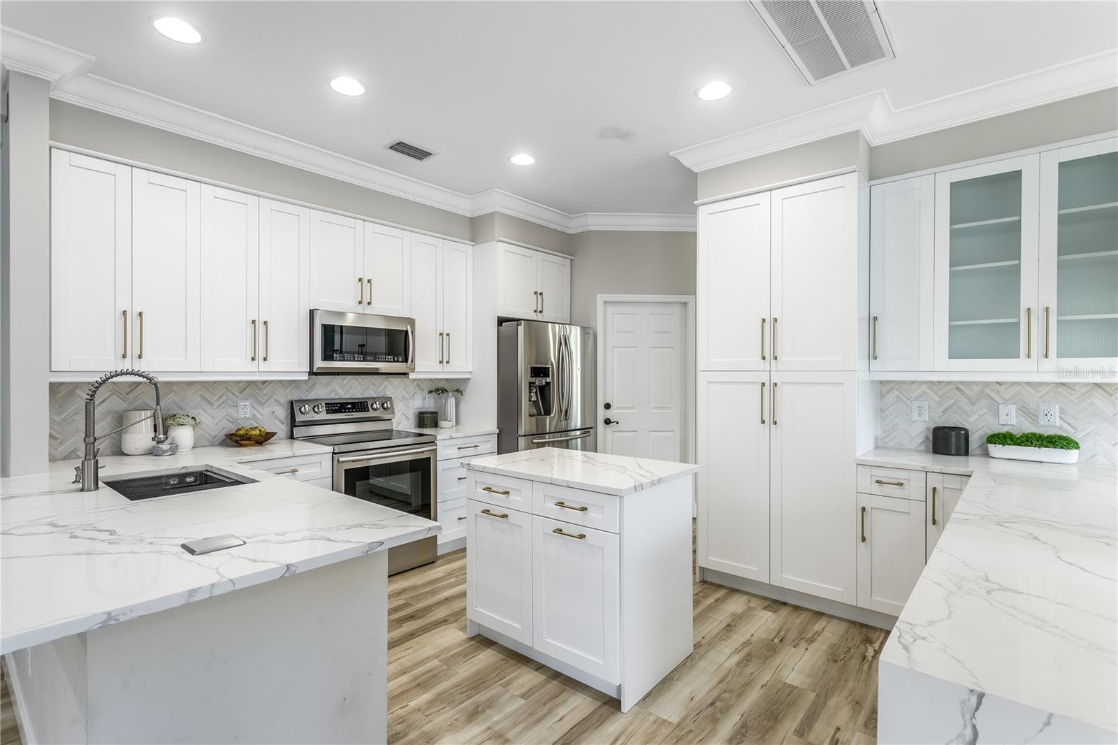 Listing photo id 6 for 8518 Tidal Bay Lane