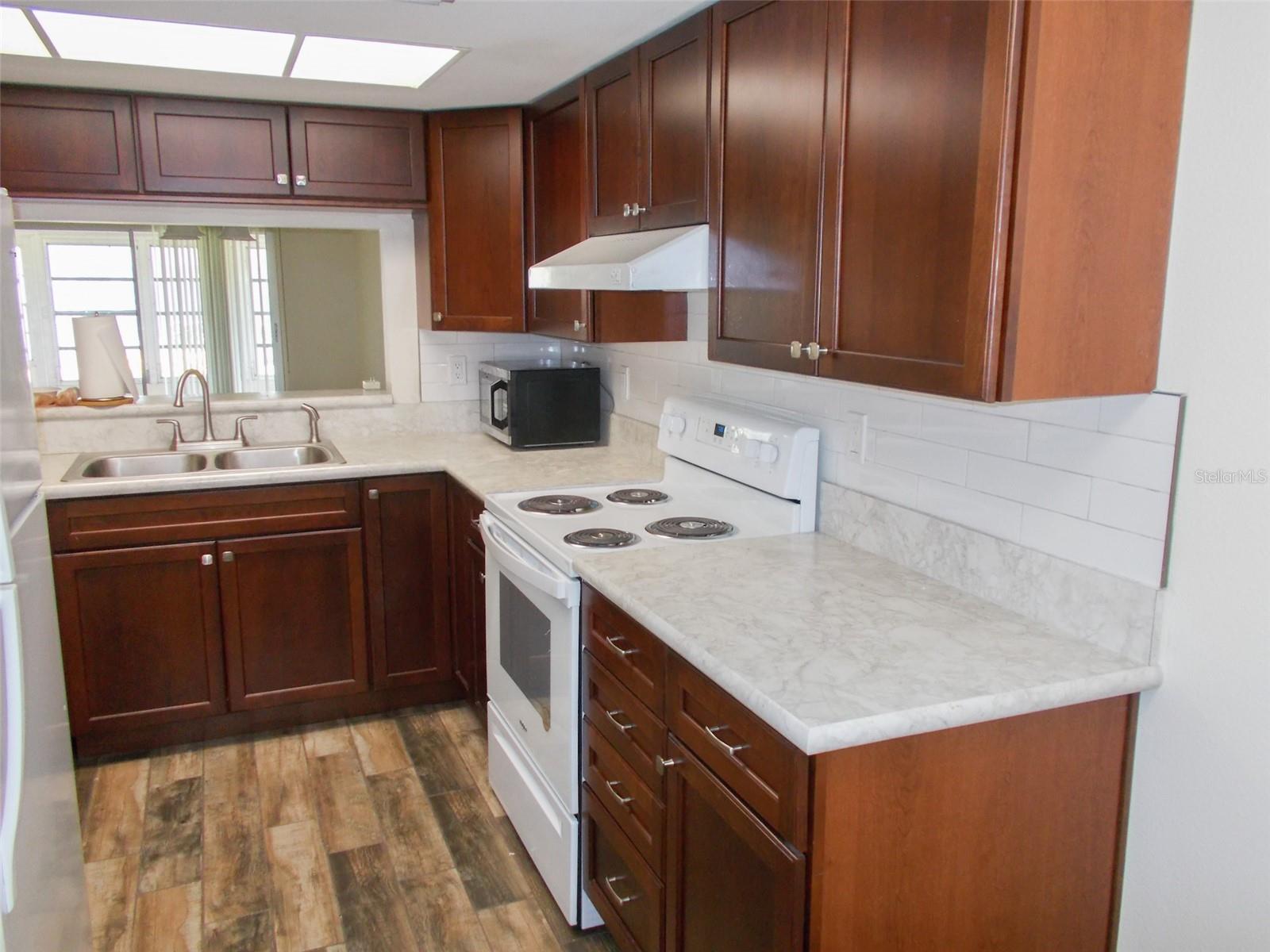 Listing photo id 2 for 3311 Teeside Drive