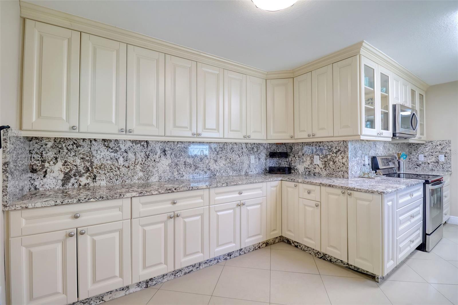 Image 14 of 59 For 16605 Round Oak Drive