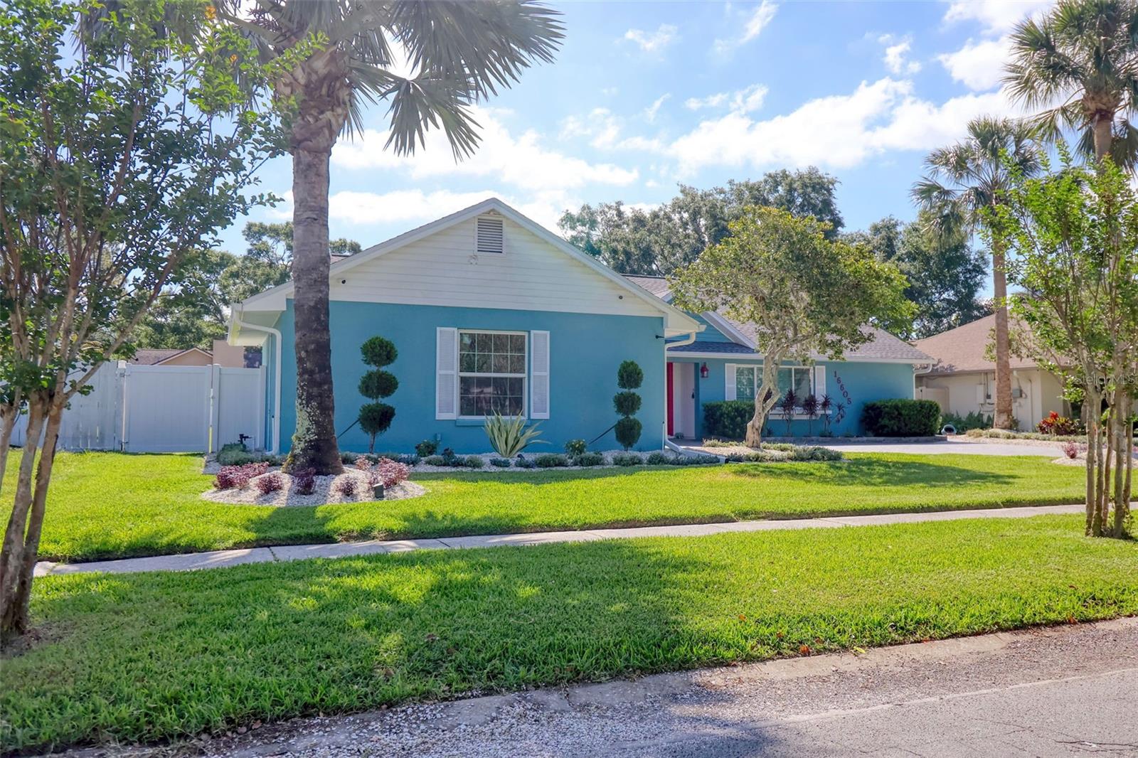 Image 3 of 59 For 16605 Round Oak Drive
