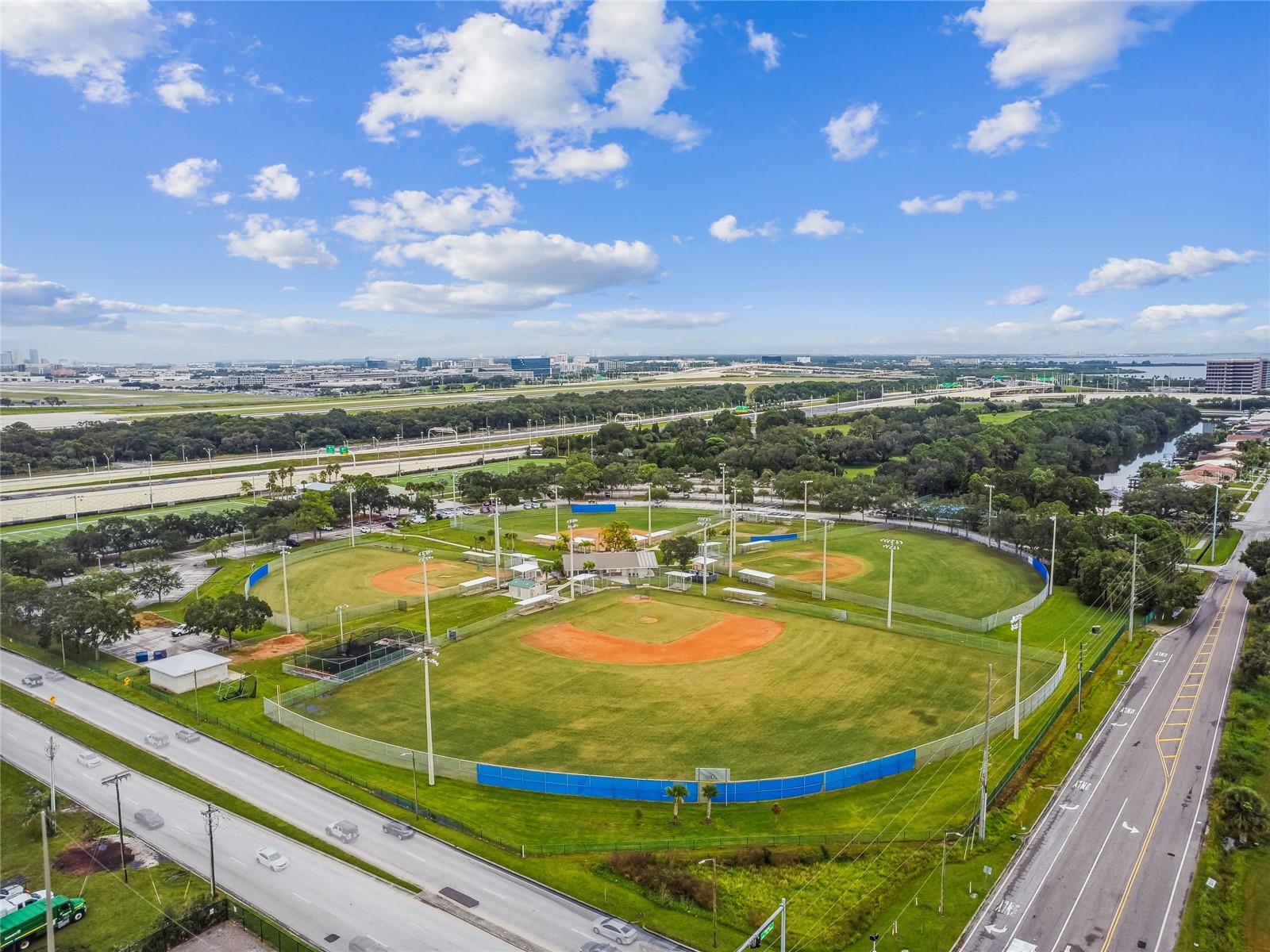 Listing photo id 68 for 3922 Fontainebleau Drive