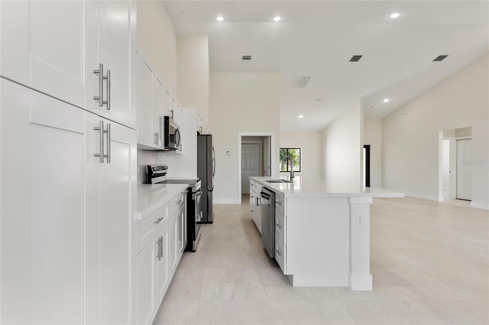 Image 2 of 71 For 2021 Valencia Drive