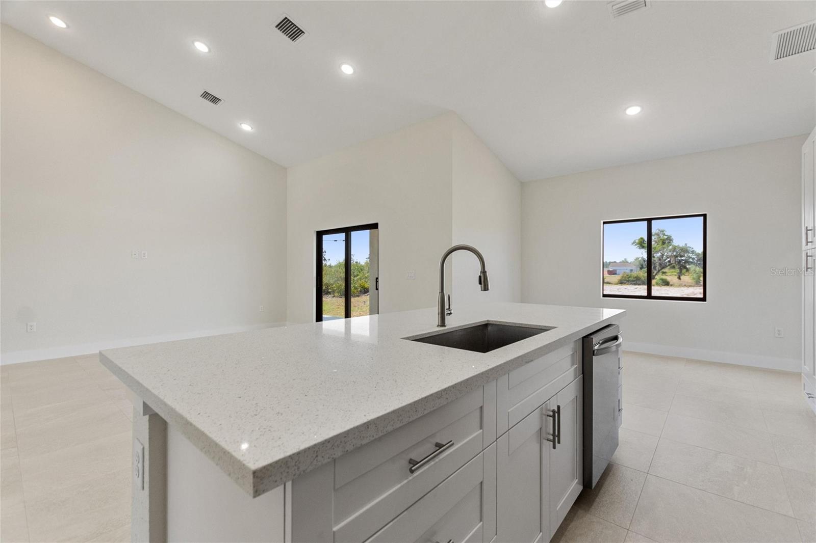 Image 5 of 71 For 2021 Valencia Drive