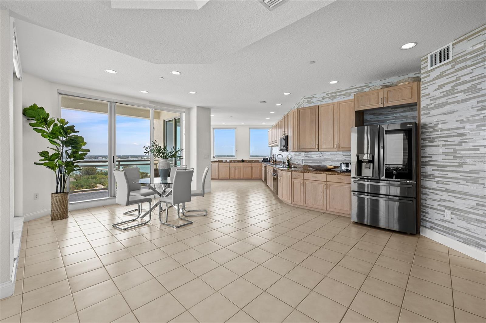 Listing photo id 17 for 1170 Gulf Boulevard 2101
