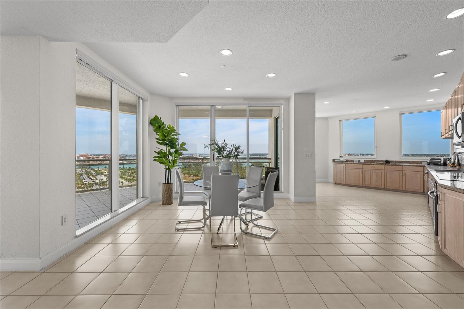 Listing photo id 18 for 1170 Gulf Boulevard 2101