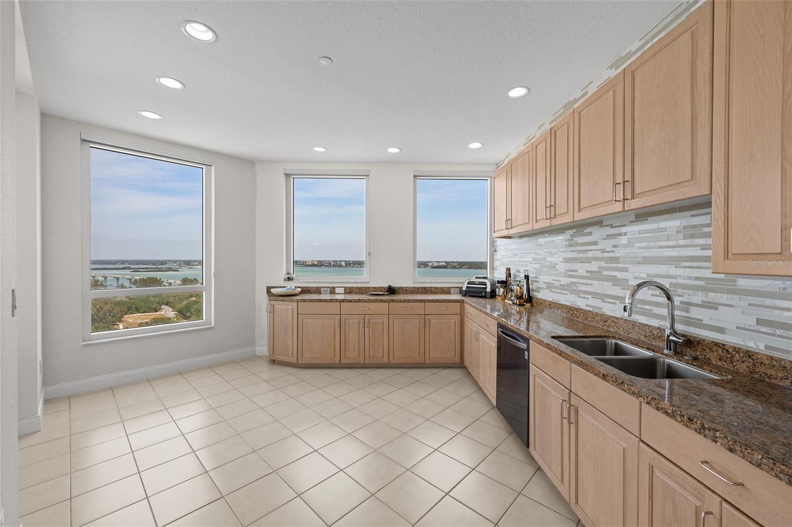 Listing photo id 19 for 1170 Gulf Boulevard 2101