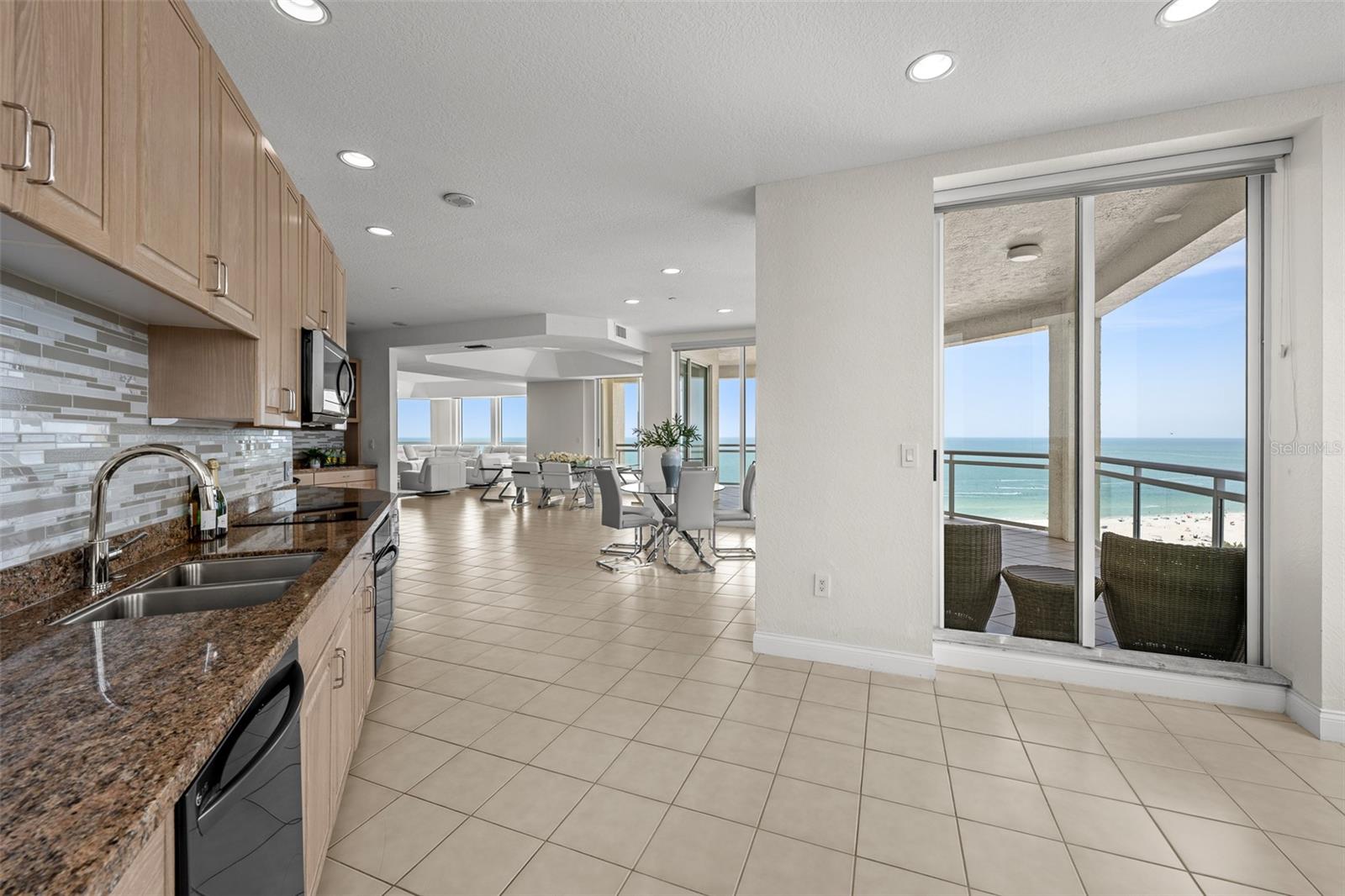 Listing photo id 21 for 1170 Gulf Boulevard 2101