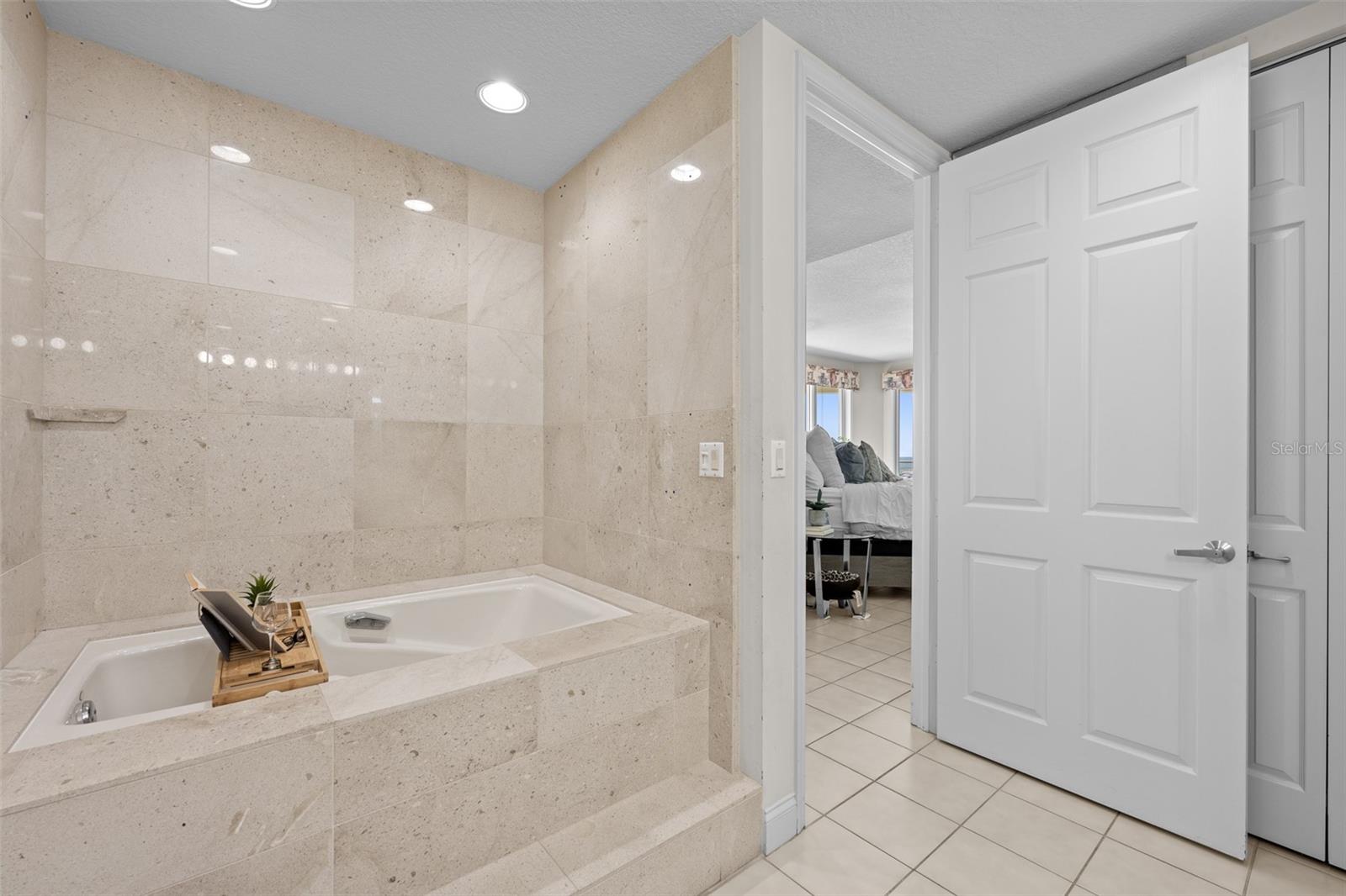 Listing photo id 23 for 1170 Gulf Boulevard 2101