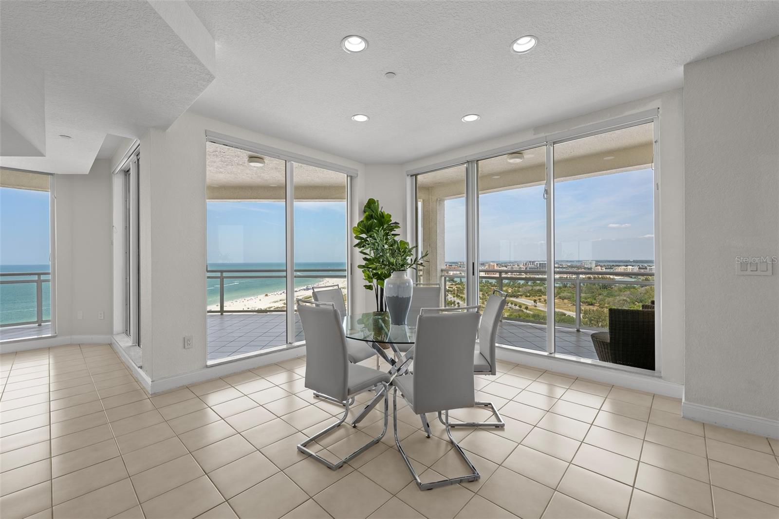 Listing photo id 2 for 1170 Gulf Boulevard 2101