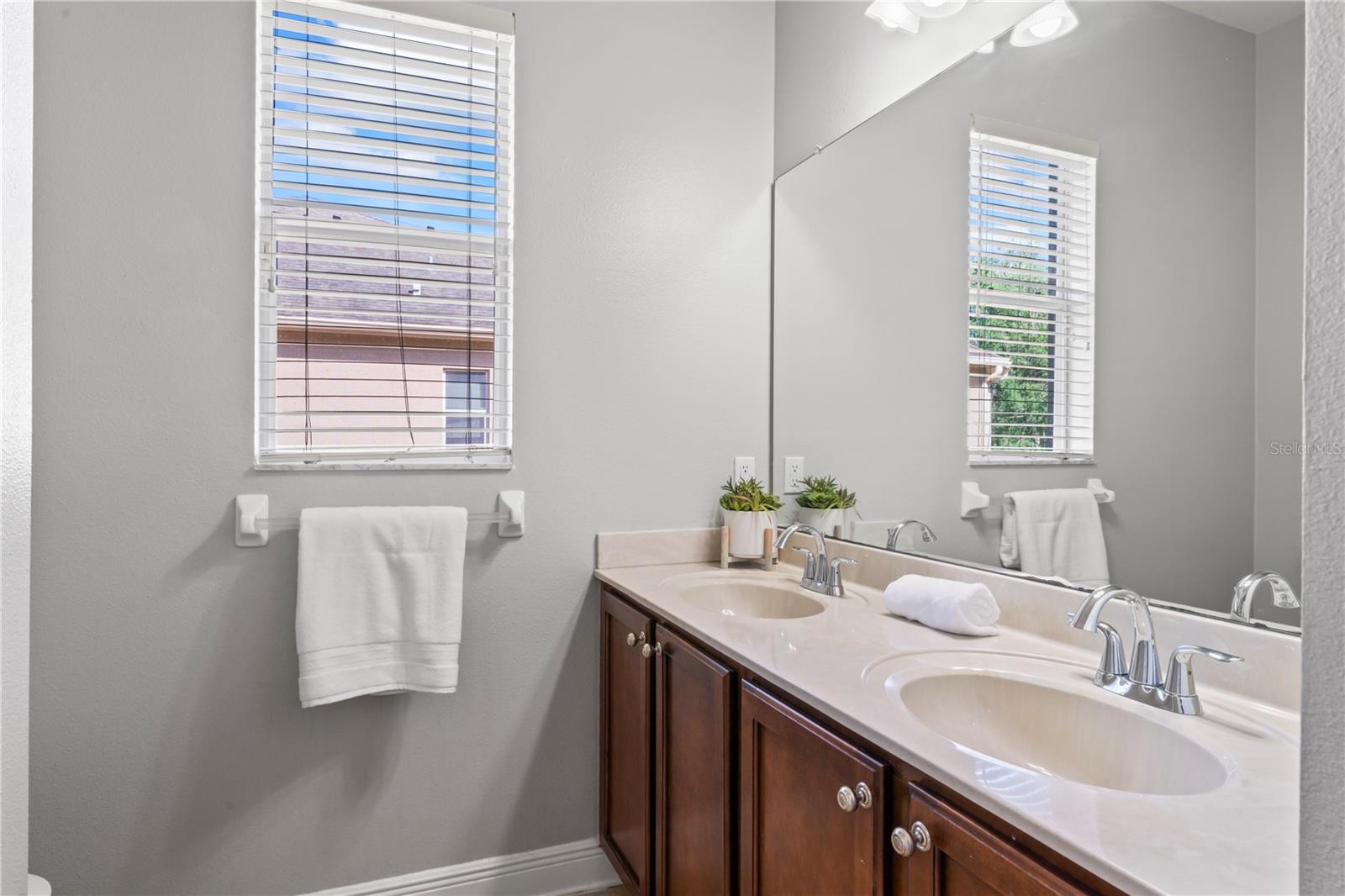 Image 43 of 100 For 10517 Palm Cove Avenue
