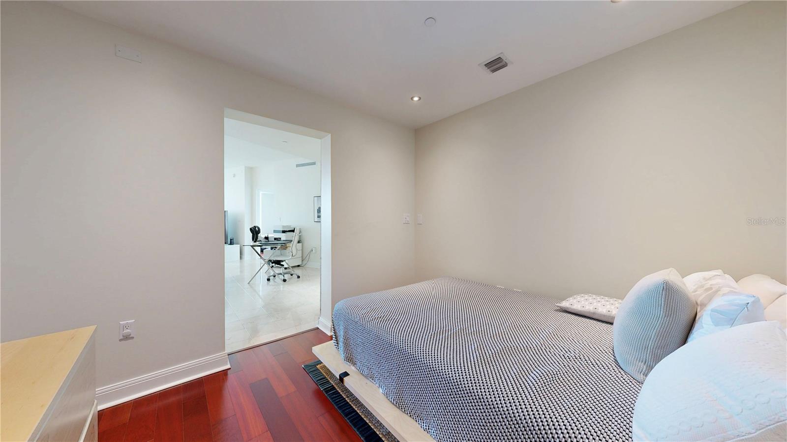 Image 12 of 42 For 450 Knights Run Avenue 703