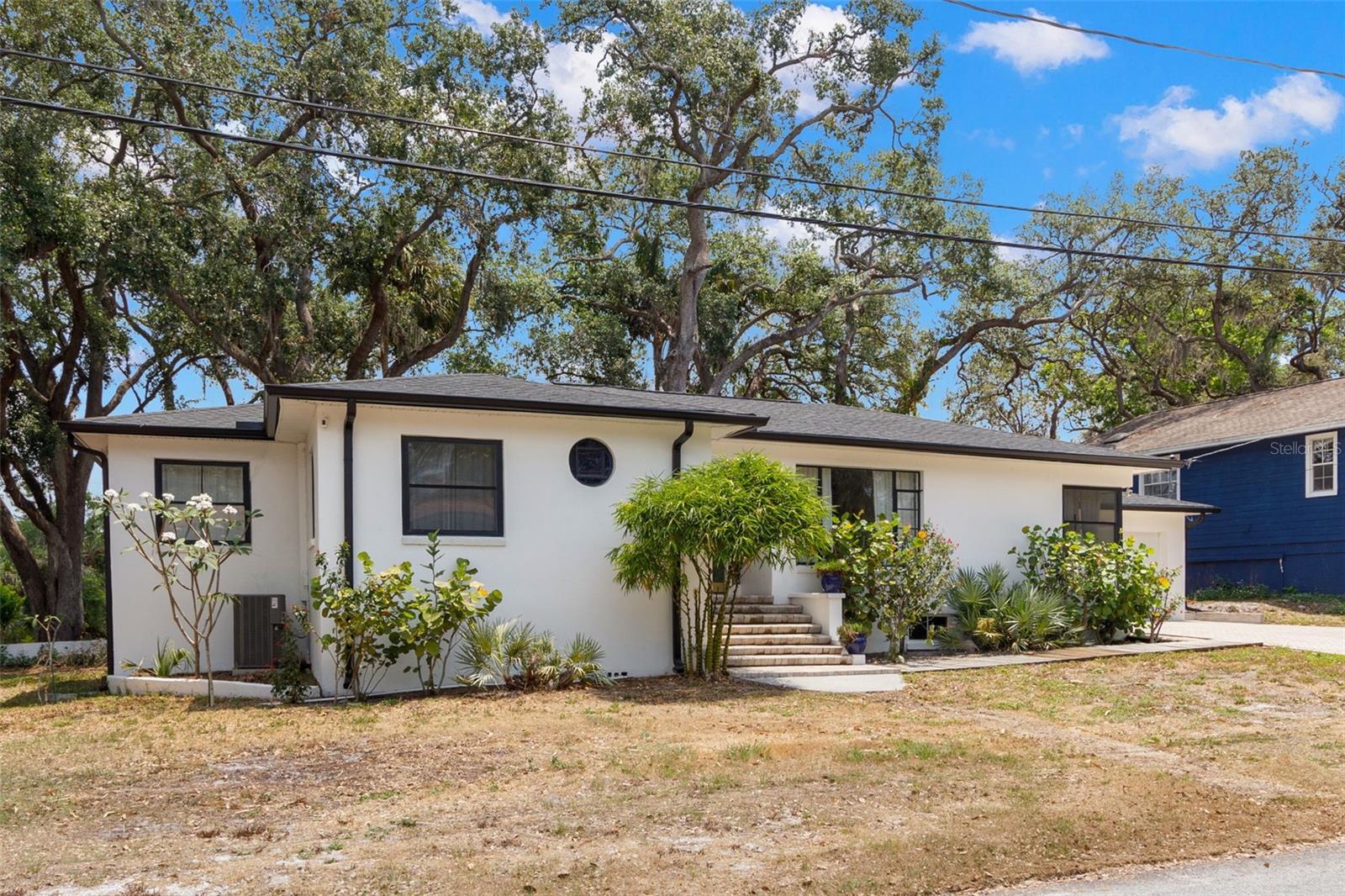 Listing photo id 1 for 5415 Park Place
