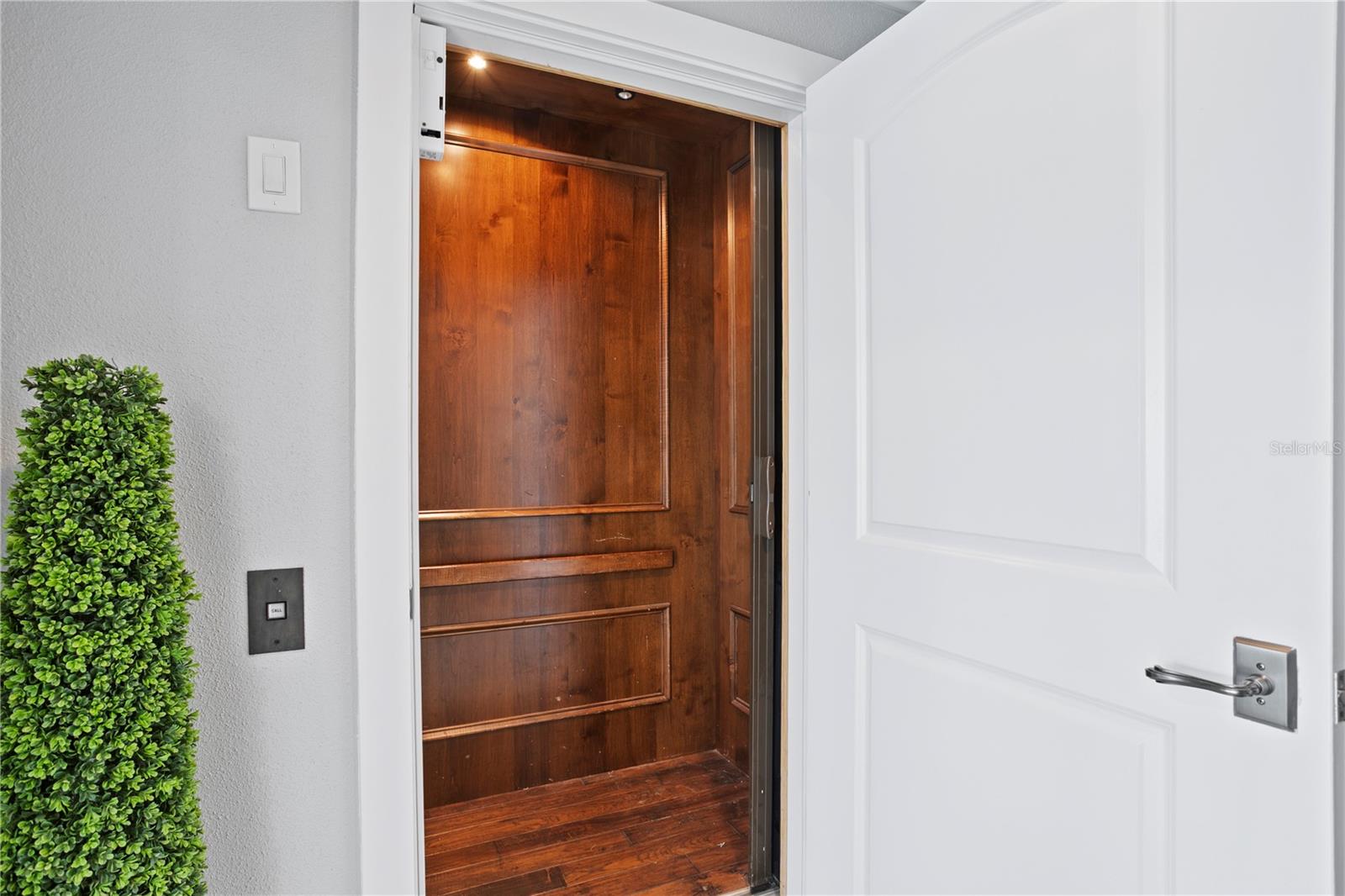 Image 31 of 53 For 5939 Bayview Circle S