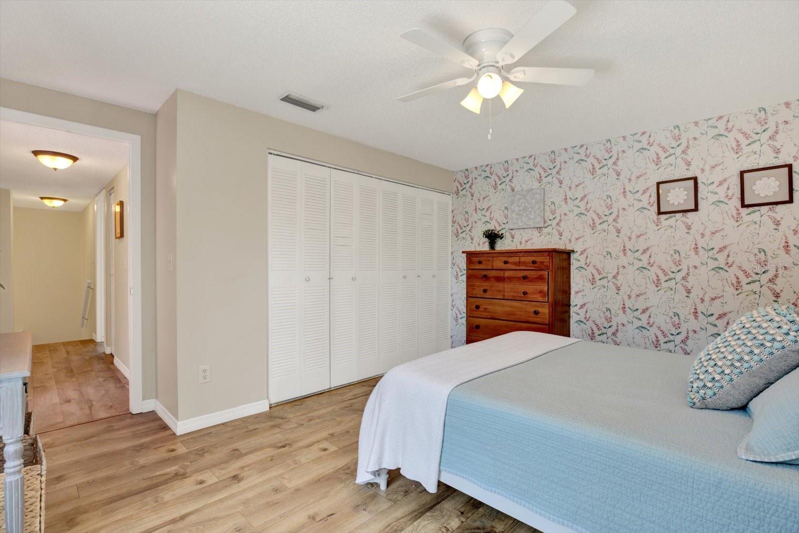 Listing photo id 16 for 5137 Springwood Drive