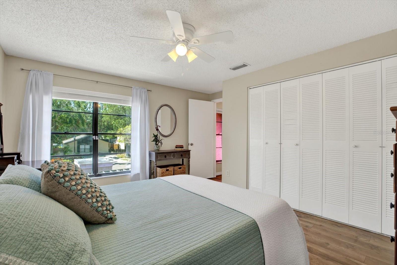 Listing photo id 17 for 5137 Springwood Drive