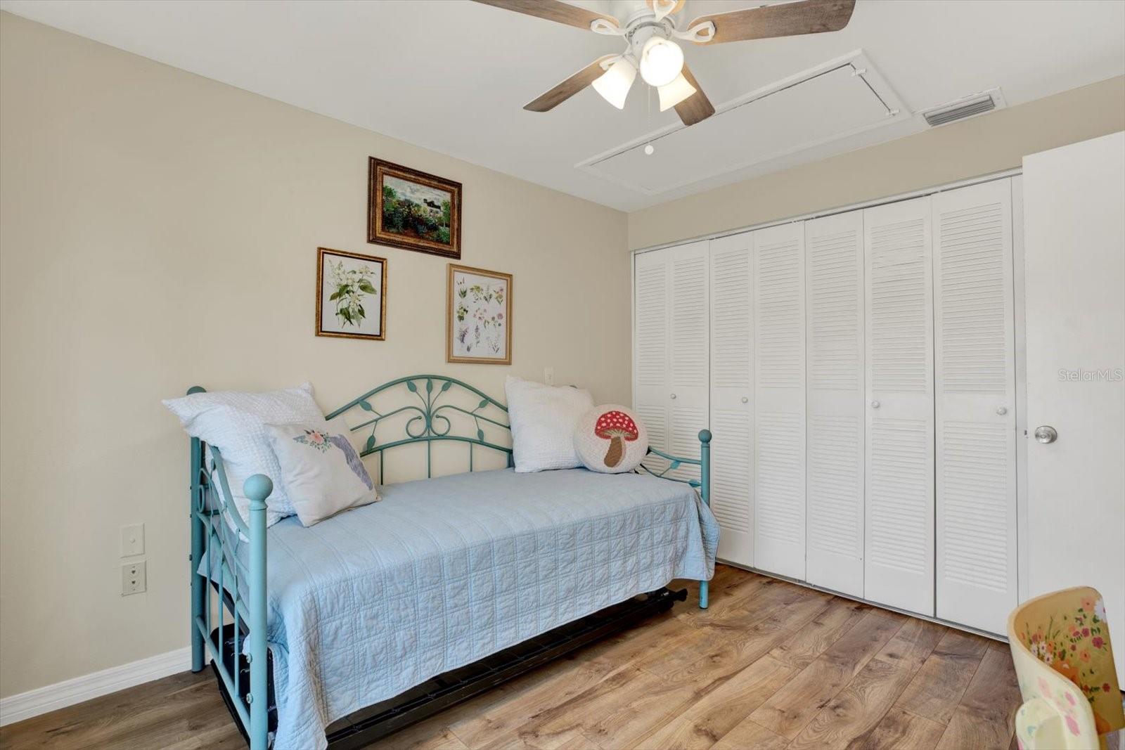 Listing photo id 20 for 5137 Springwood Drive