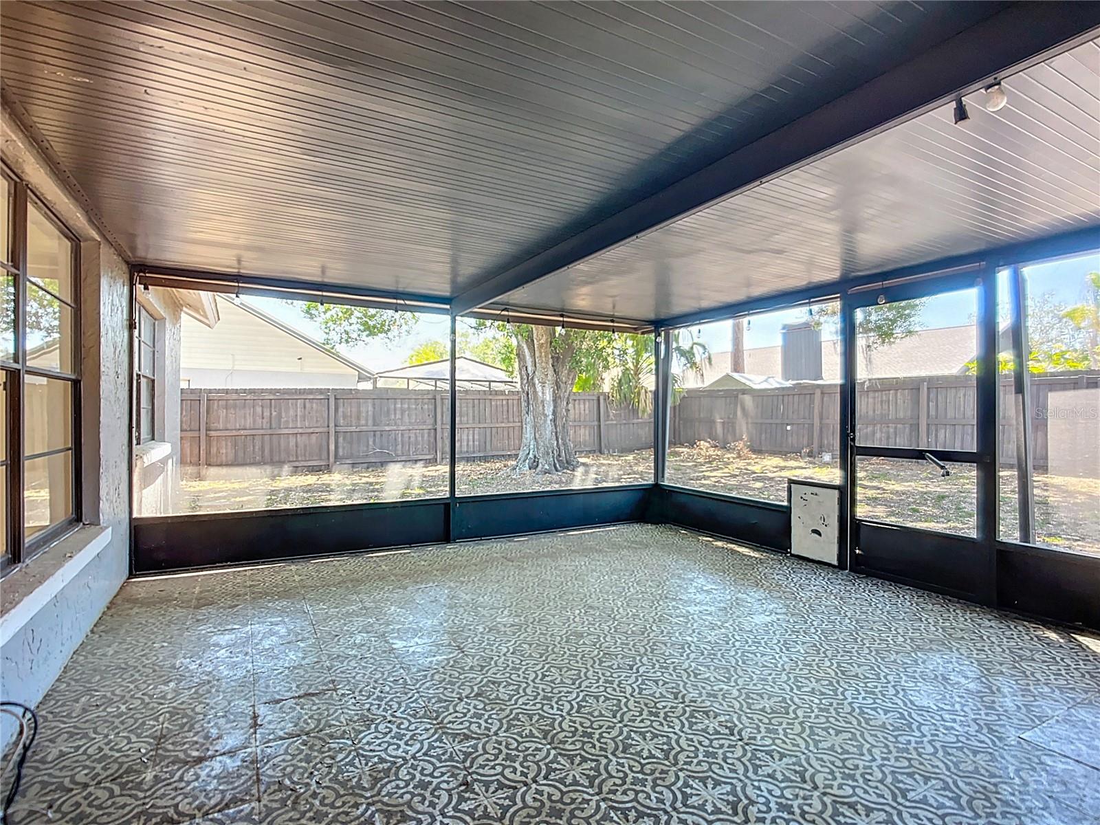 Listing photo id 5 for 1005 Cameo Crest Lane