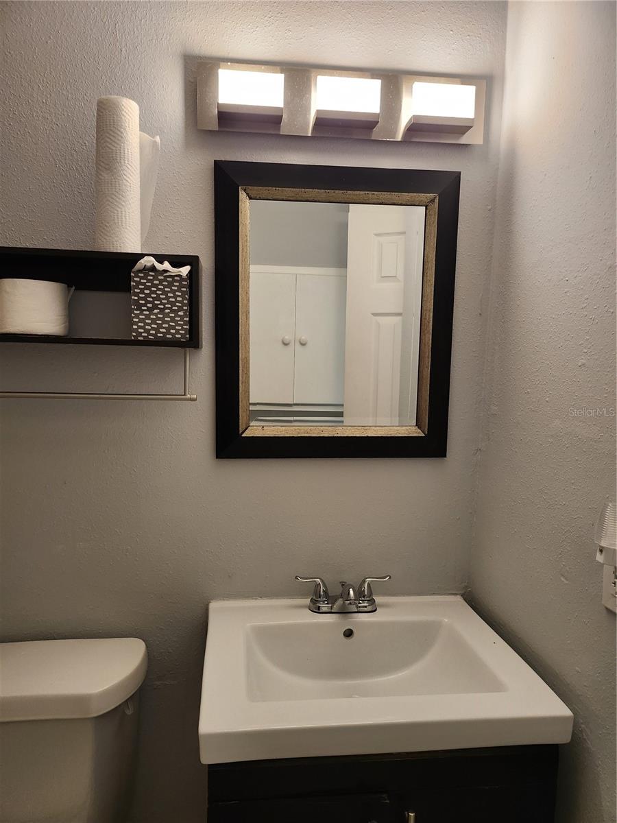 Image 23 of 29 For 3206 Azeele Street 108