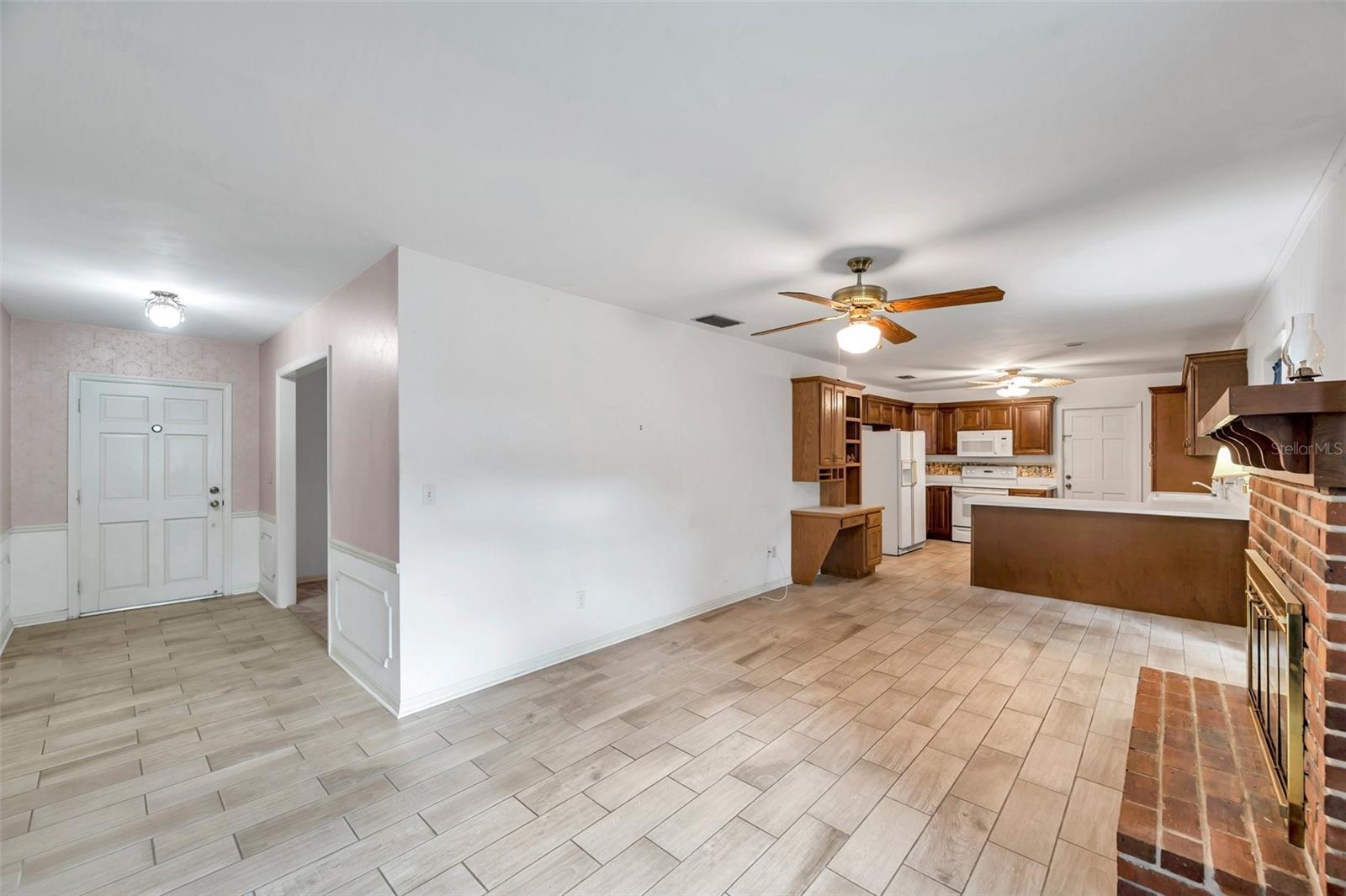 Image 13 of 37 For 111 Anglewood Drive