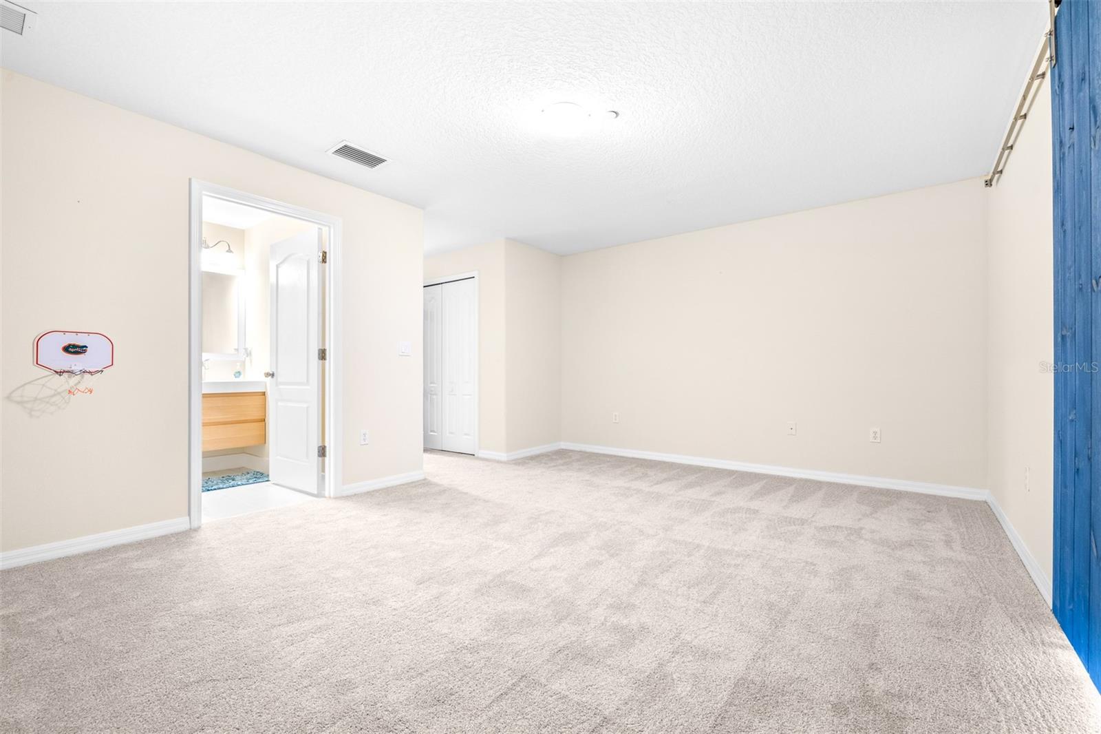 Listing photo id 10 for 2547 Lexington Oak Drive