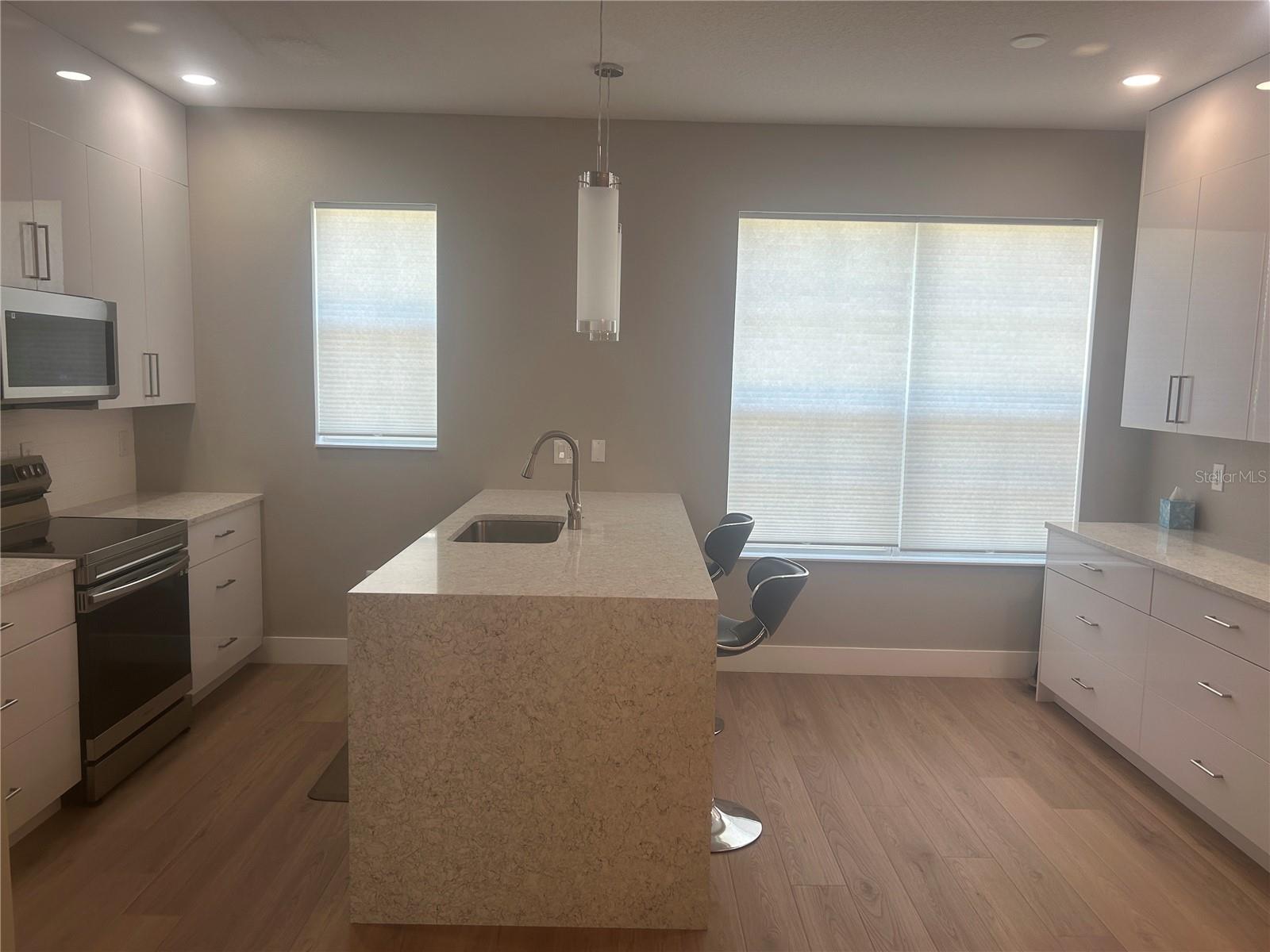 Listing photo id 1 for 2547 Lexington Oak Drive