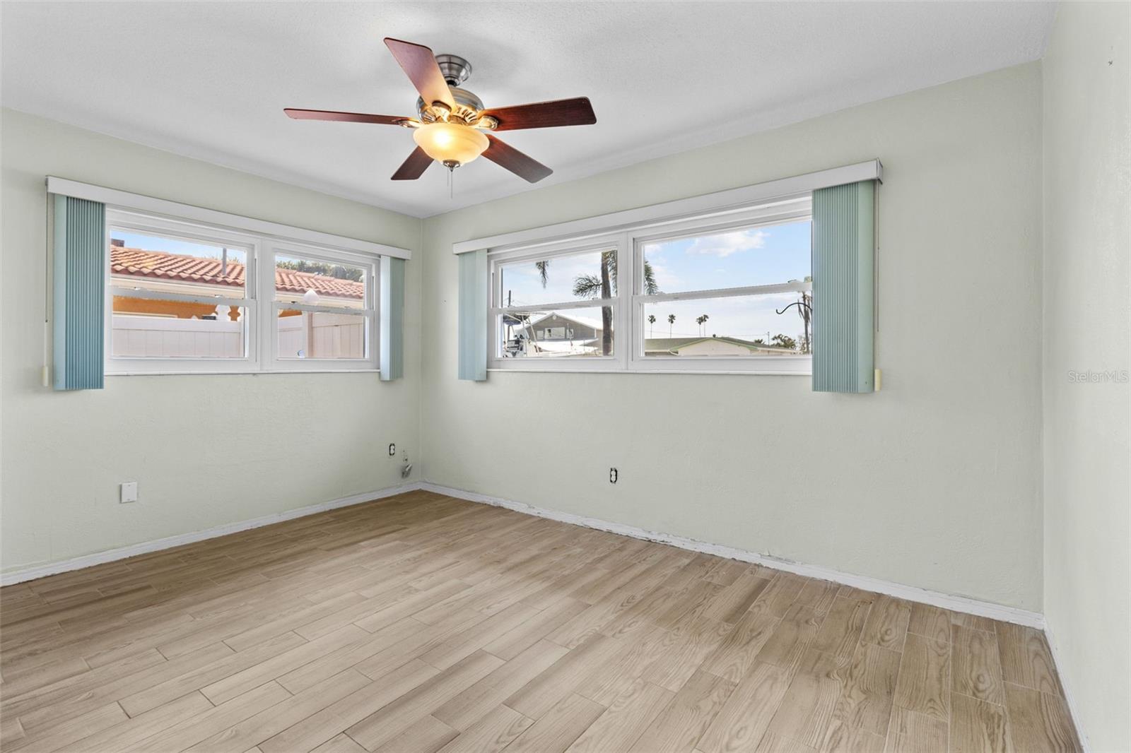 Image 17 of 34 For 543 Crystal Drive