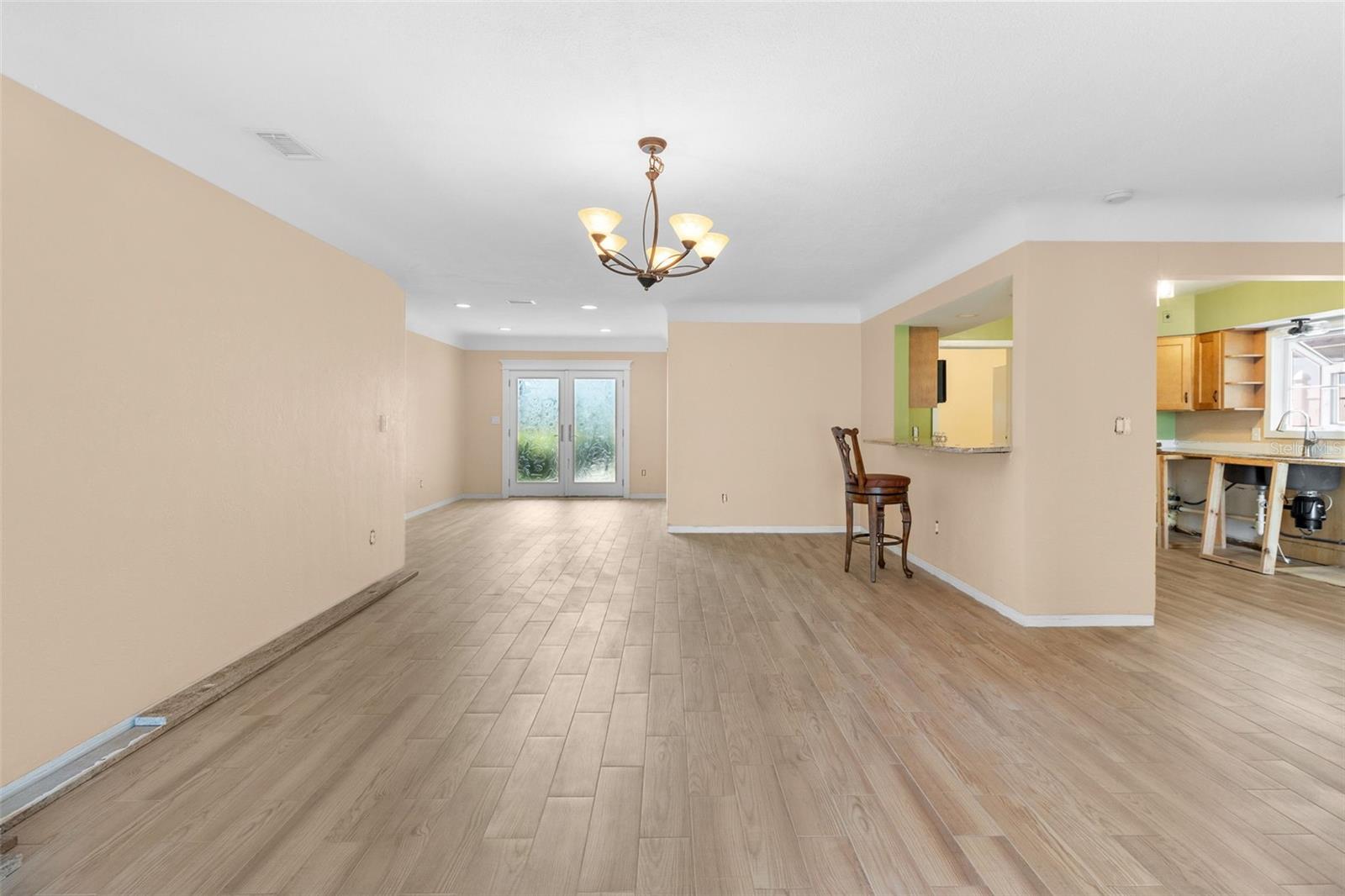 Image 4 of 34 For 543 Crystal Drive
