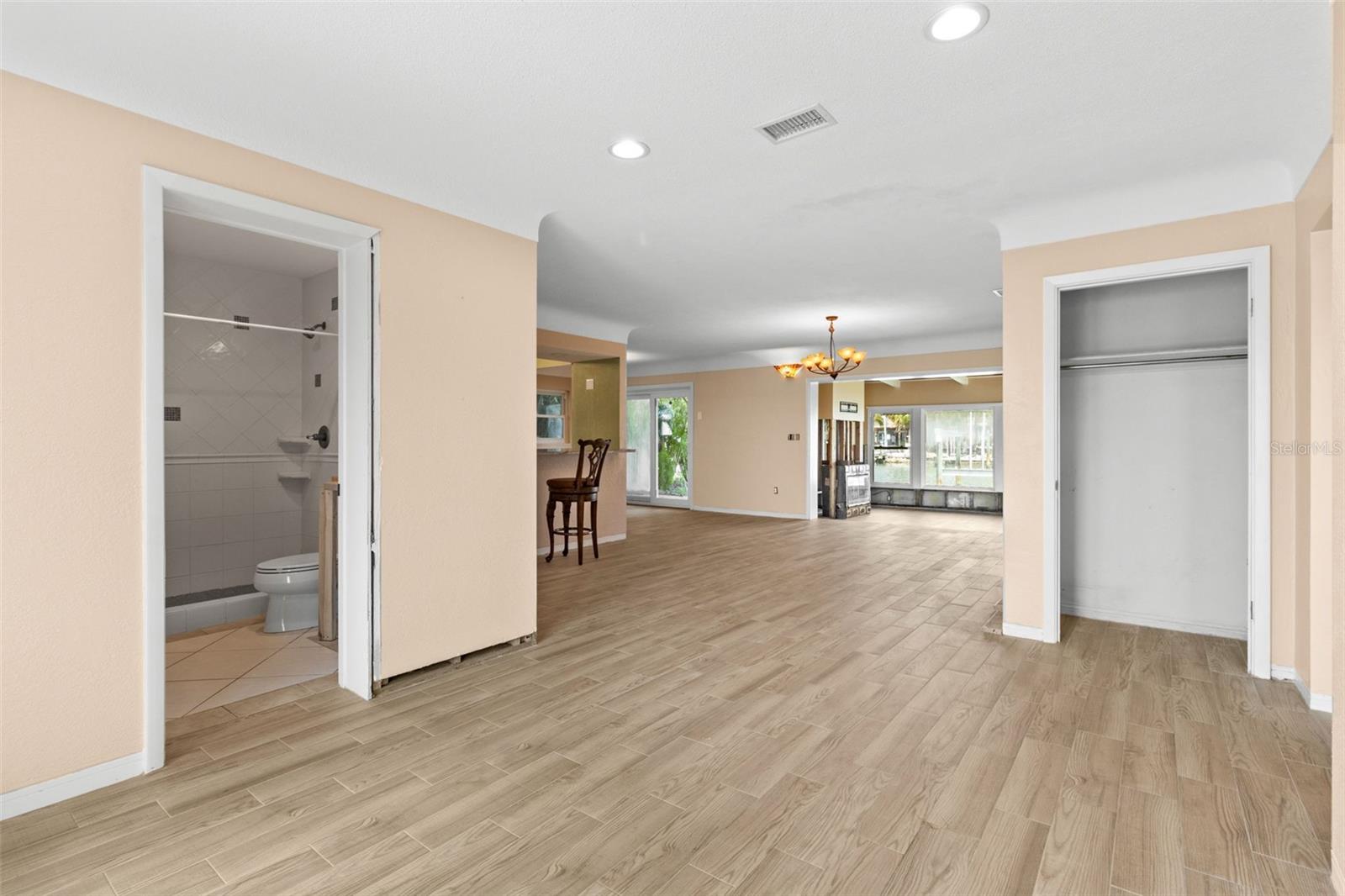 Image 5 of 34 For 543 Crystal Drive