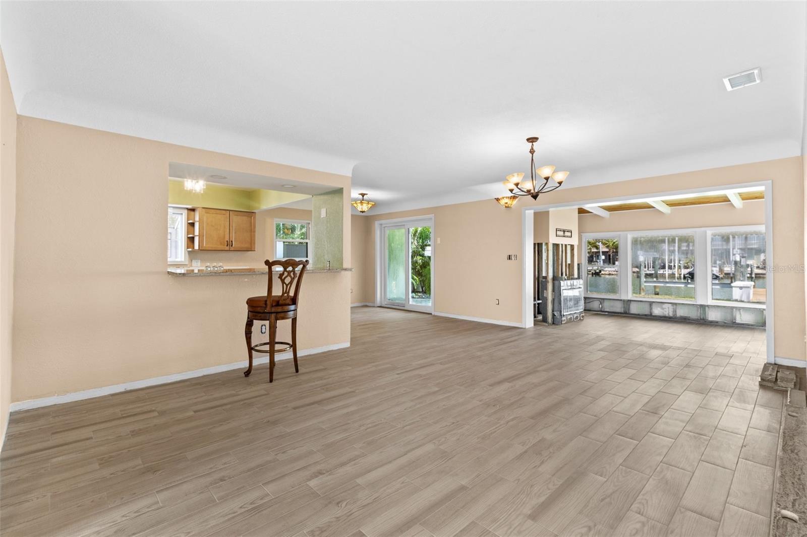 Image 6 of 34 For 543 Crystal Drive