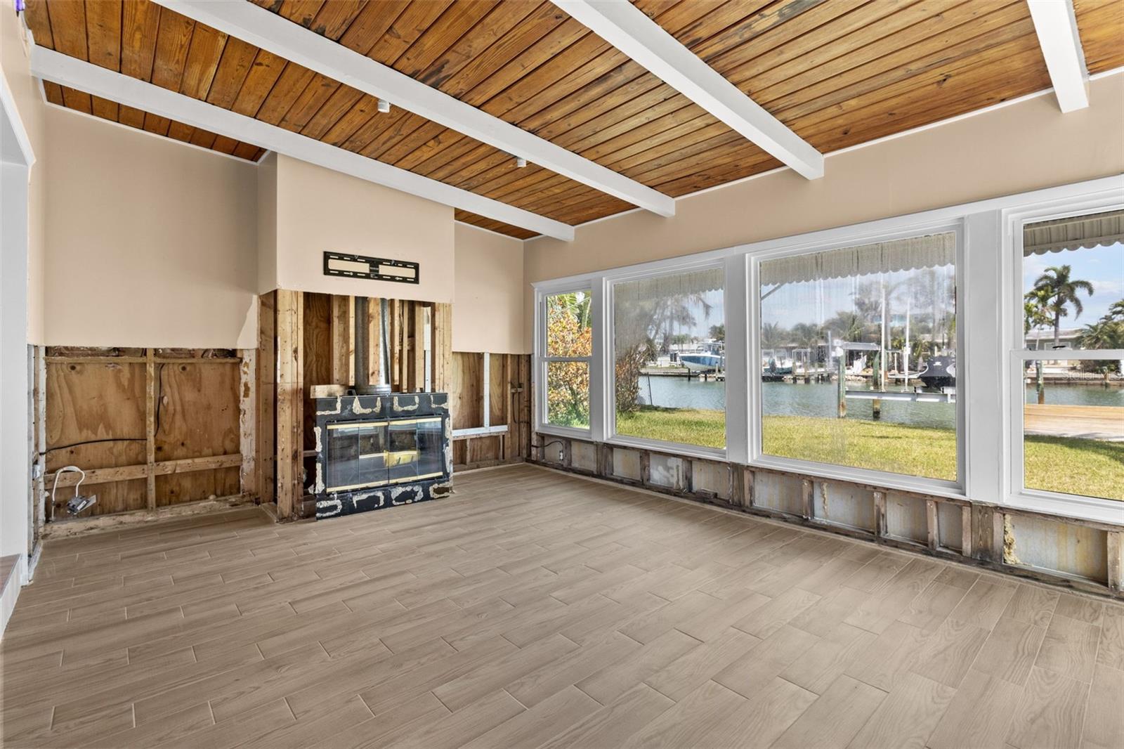 Image 7 of 34 For 543 Crystal Drive
