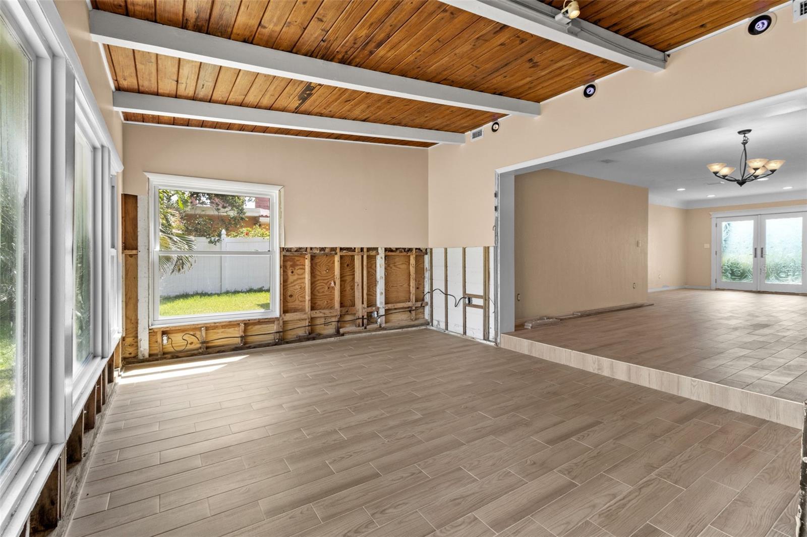 Image 8 of 34 For 543 Crystal Drive