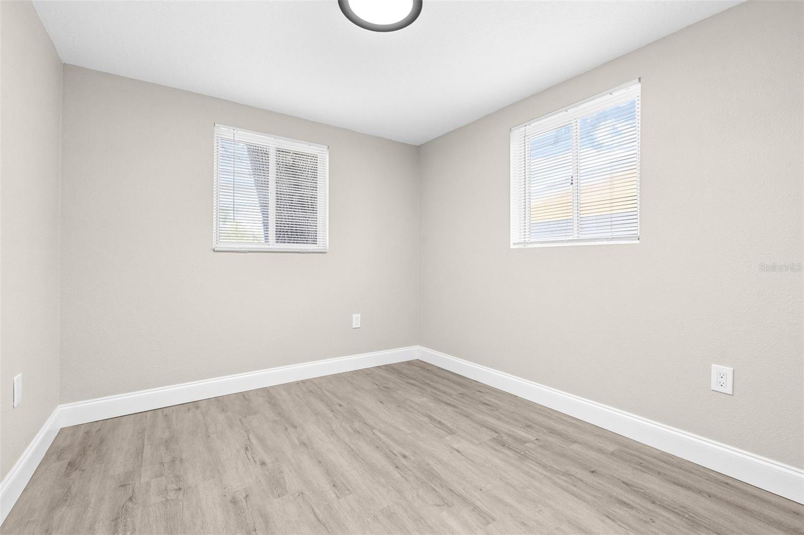 Image 17 of 44 For 13926 Helen Avenue