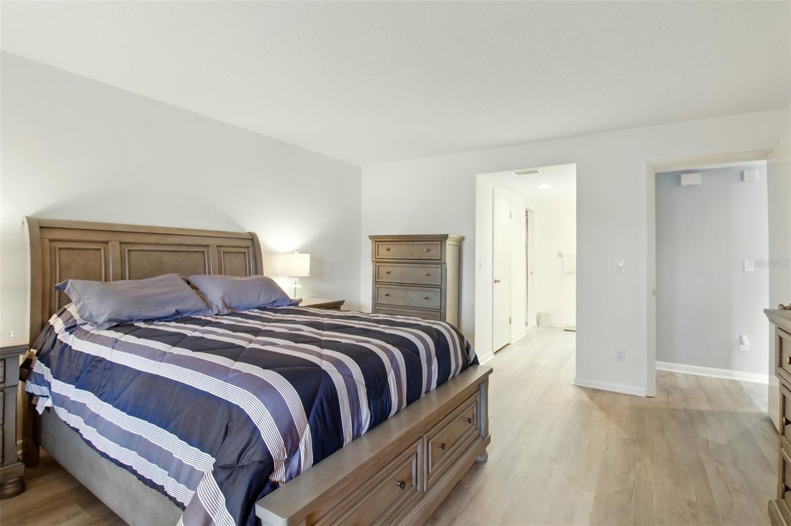 Image 16 of 41 For 8005 Bardmoor Place 102i