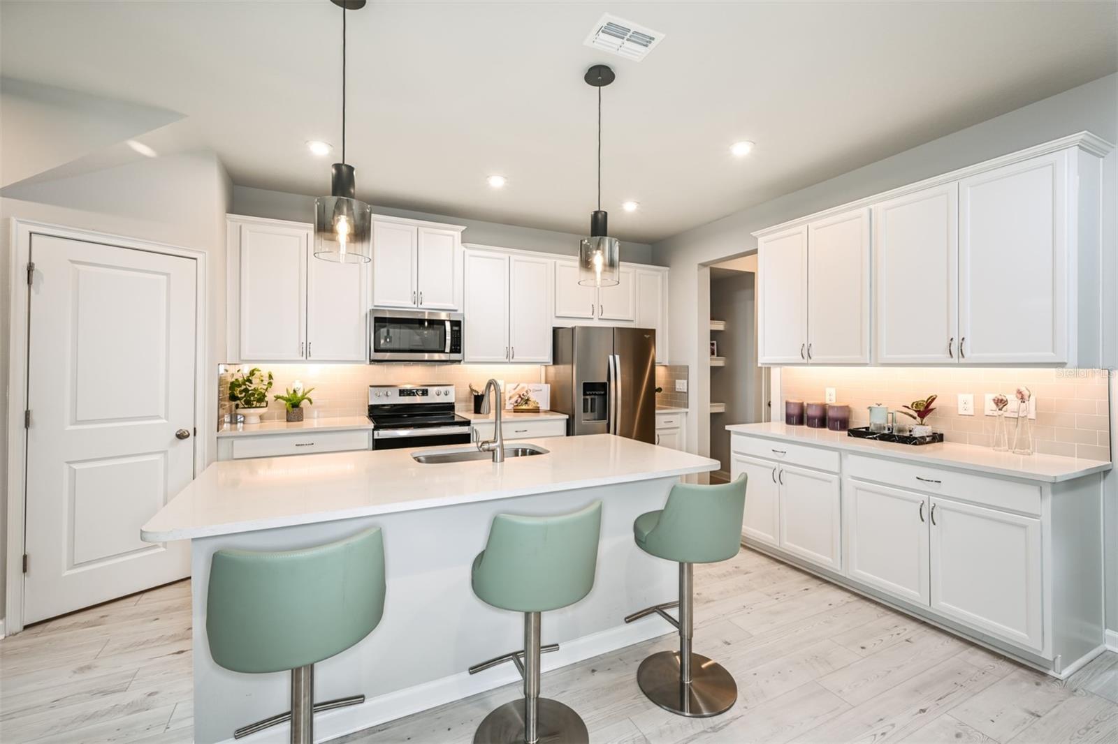 Listing photo id 2 for 1136 Creek Valley Court